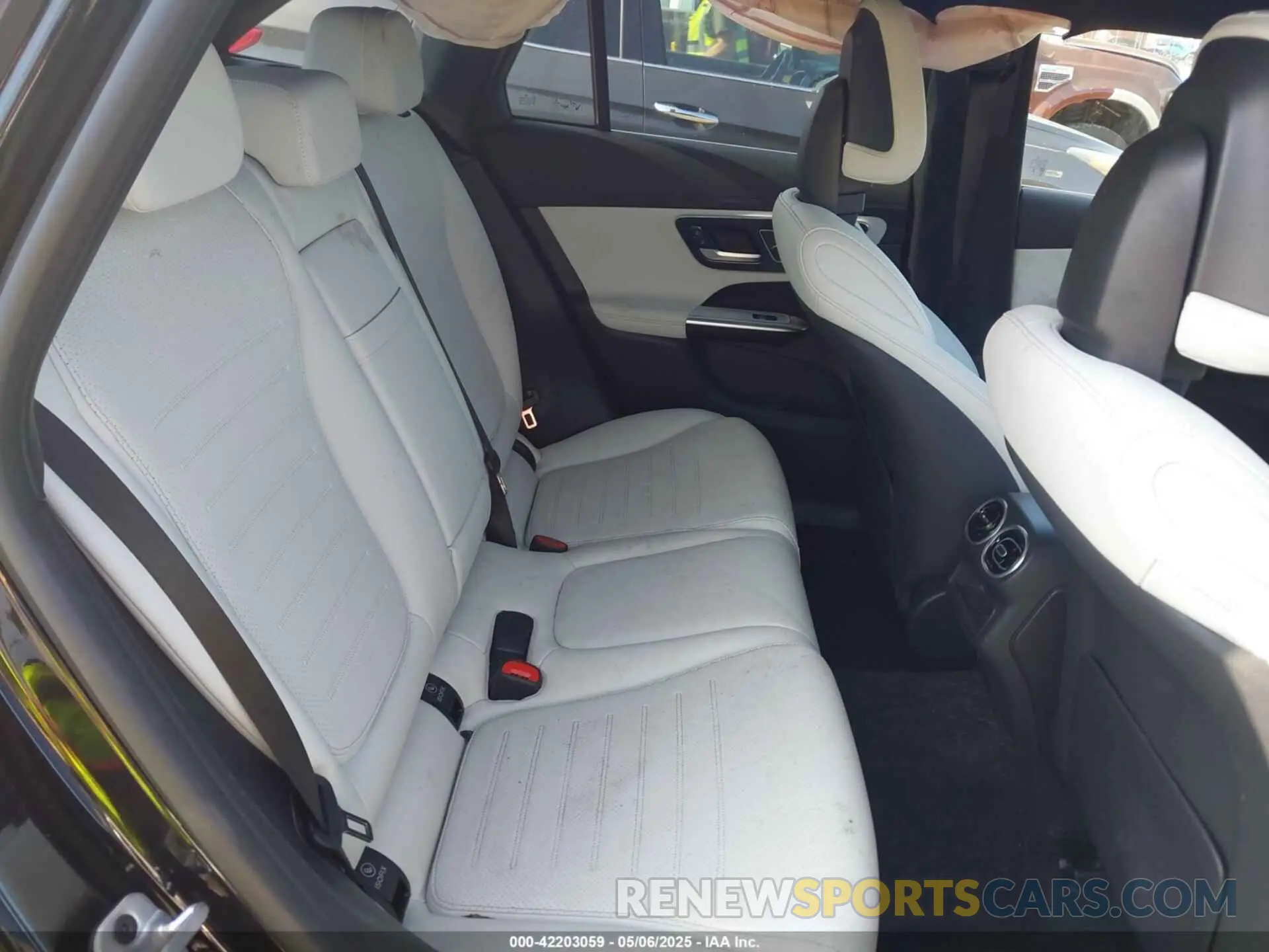 8 Photograph of a damaged car W1NKM4HB6RF215914 MERCEDES-BENZ GLC 300 2024
