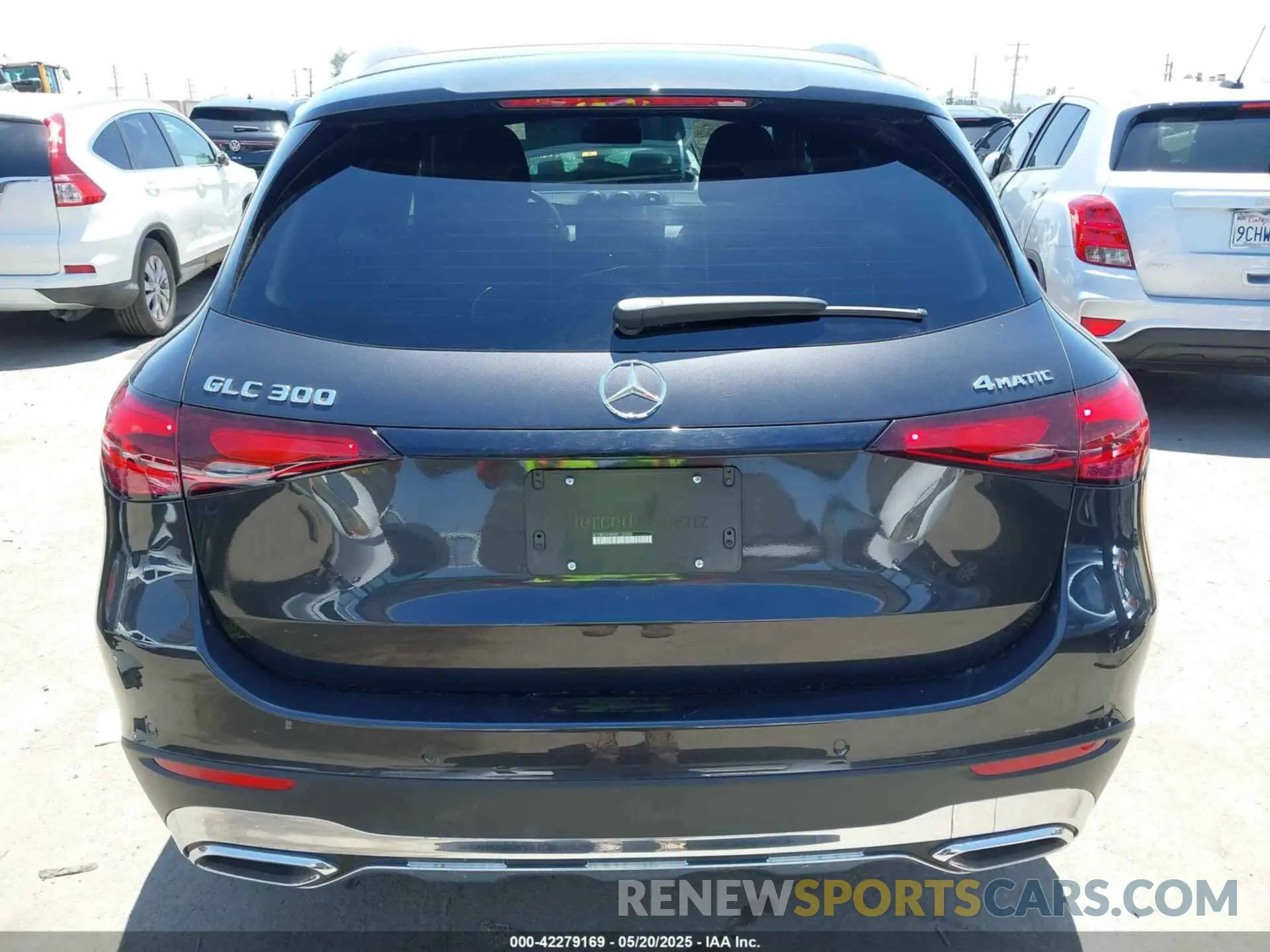 17 Photograph of a damaged car W1NKM4HBXRF100989 MERCEDES-BENZ GLC 300 2024