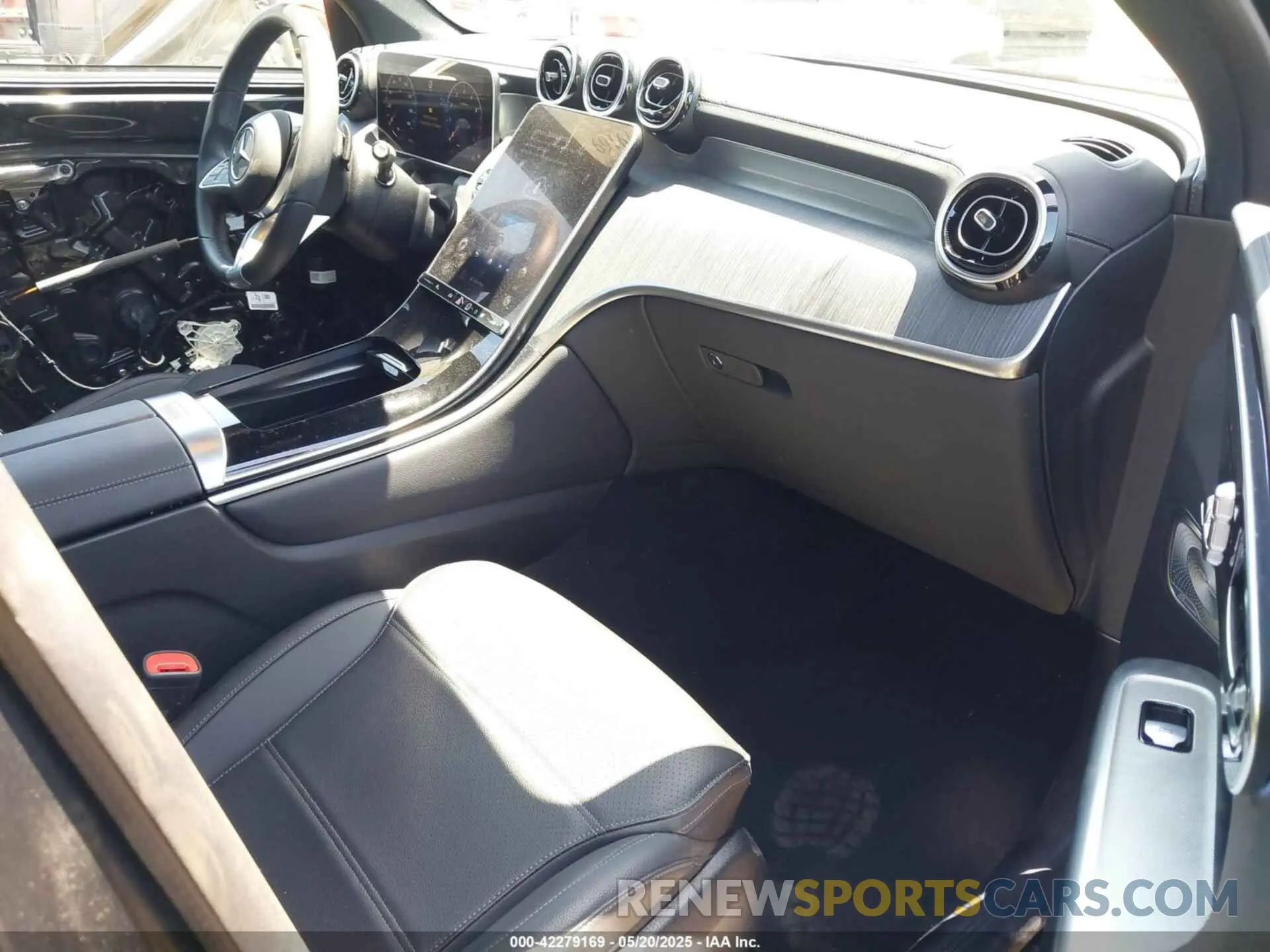 5 Photograph of a damaged car W1NKM4HBXRF100989 MERCEDES-BENZ GLC 300 2024