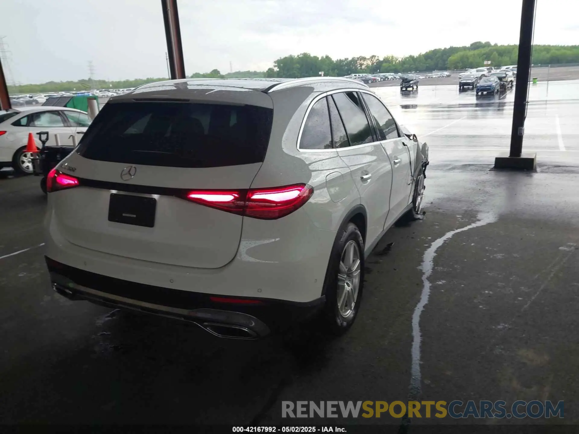 4 Photograph of a damaged car W1NKM4GB6SF337549 MERCEDES-BENZ GLC 300 2025