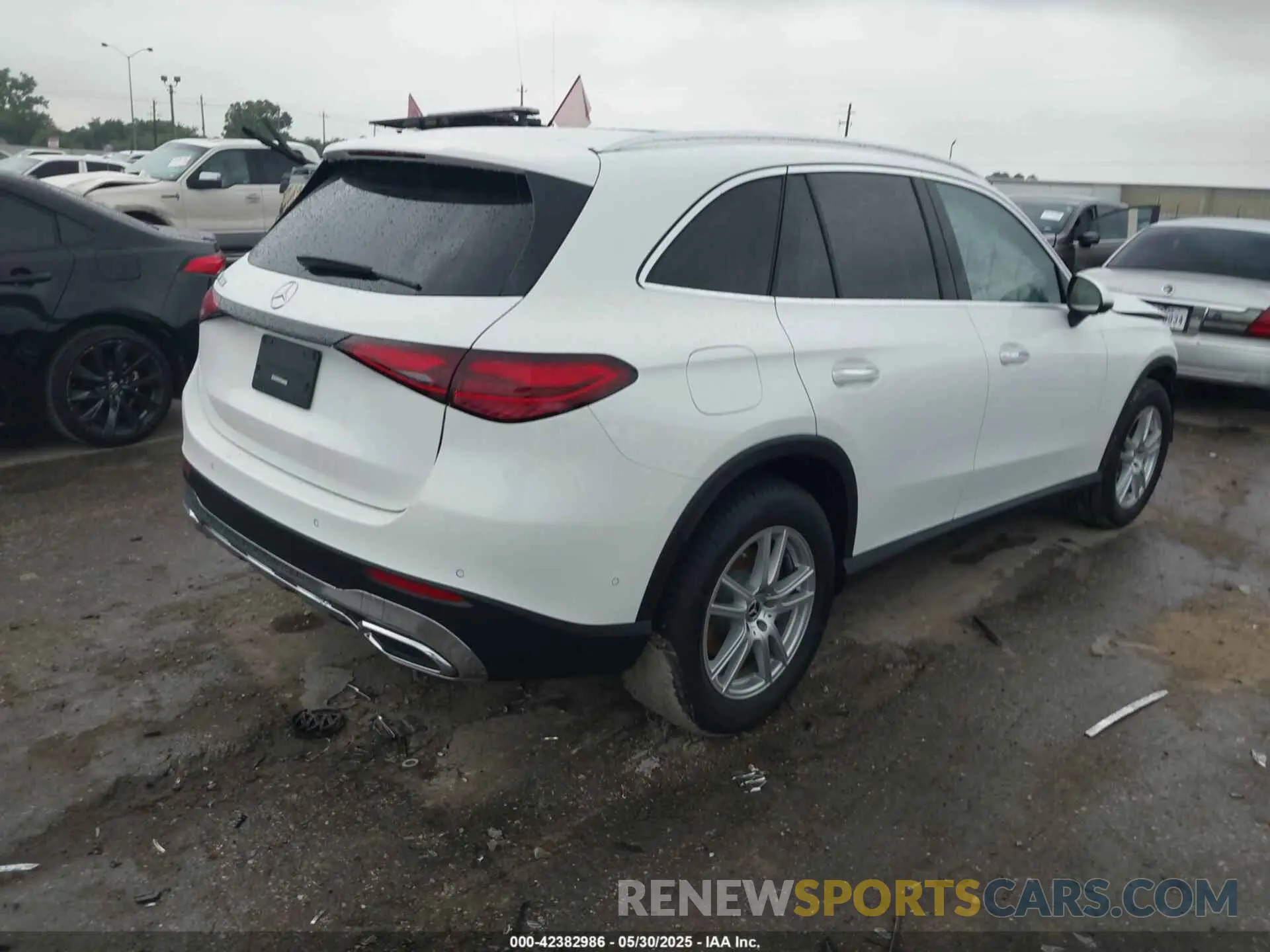 4 Photograph of a damaged car W1NKM4GB8SF336659 MERCEDES-BENZ GLC 300 2025