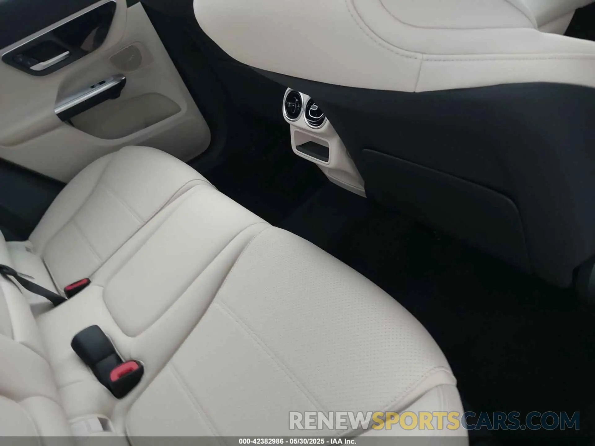 8 Photograph of a damaged car W1NKM4GB8SF336659 MERCEDES-BENZ GLC 300 2025