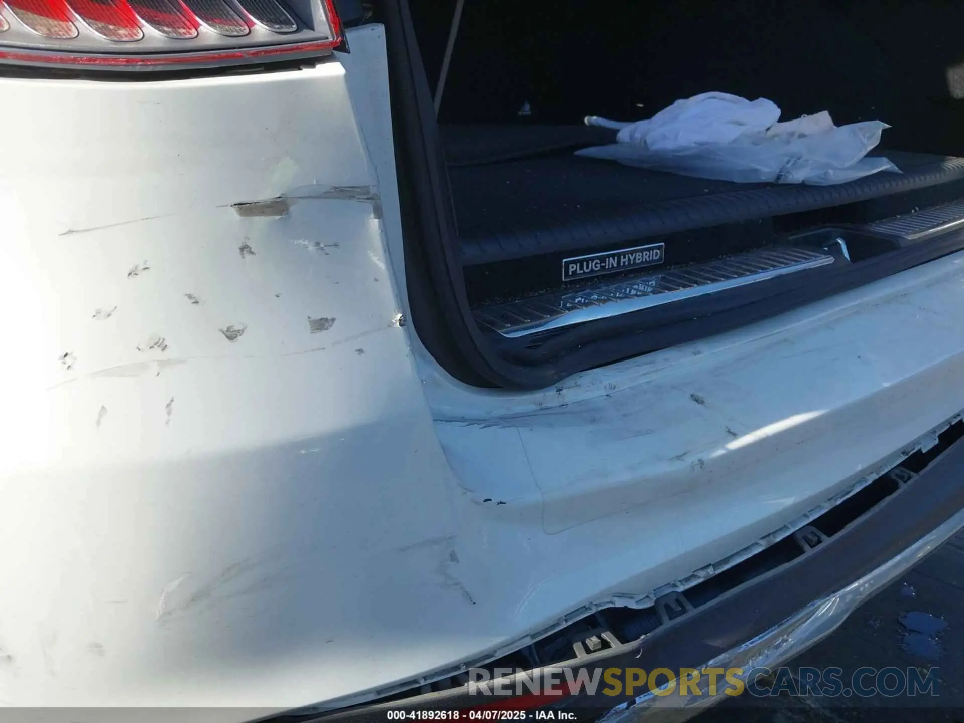 18 Photograph of a damaged car WDC0G5EB0KF585613 MERCEDES-BENZ GLC 350E 2019