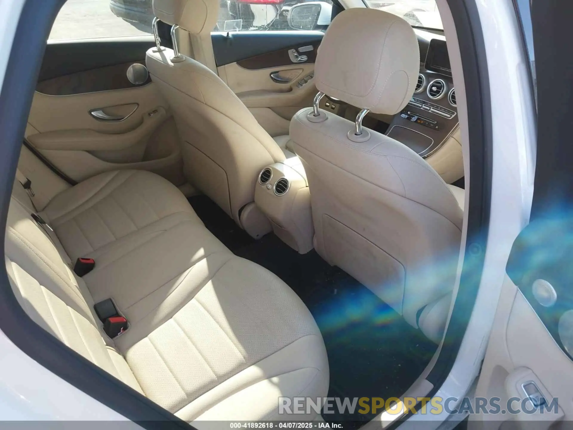 8 Photograph of a damaged car WDC0G5EB0KF585613 MERCEDES-BENZ GLC 350E 2019