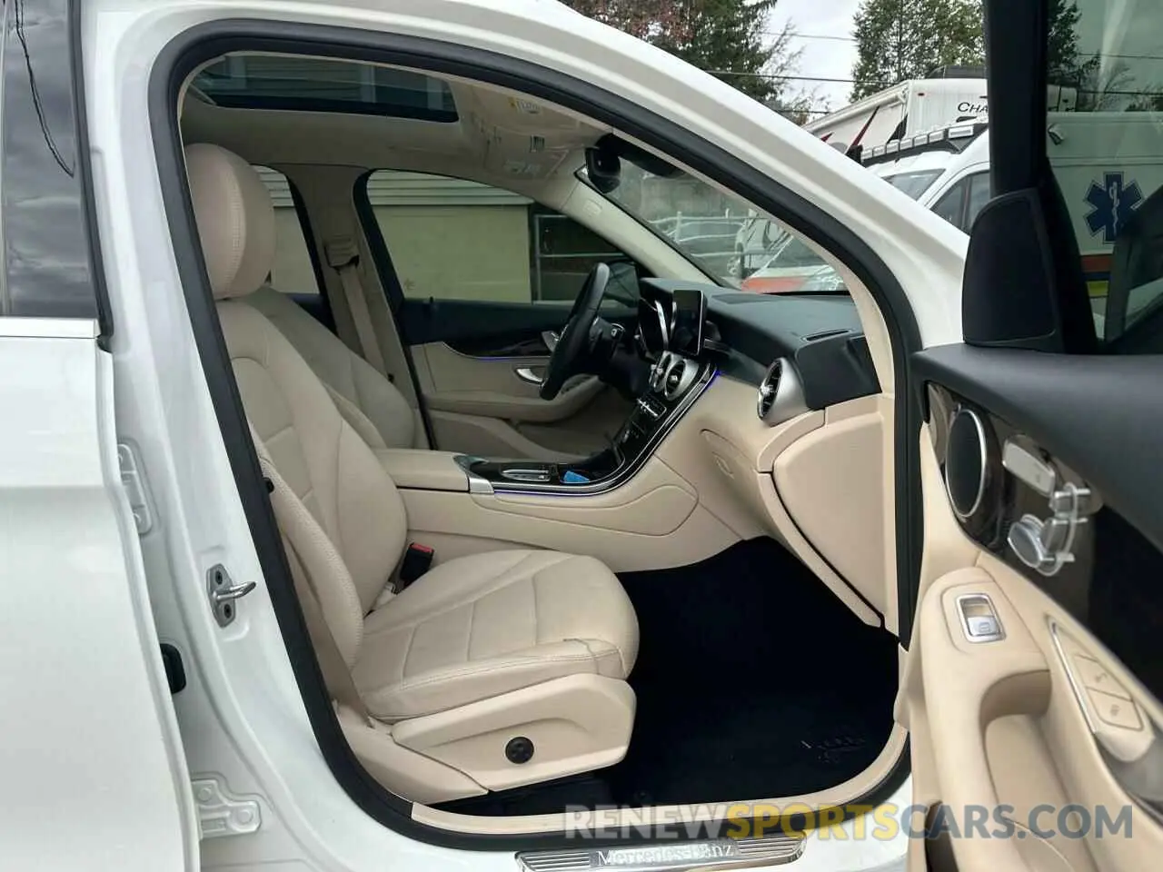 8 Photograph of a damaged car W1N0G8DB6NG103422 MERCEDES-BENZ GLC-CLASS 2022