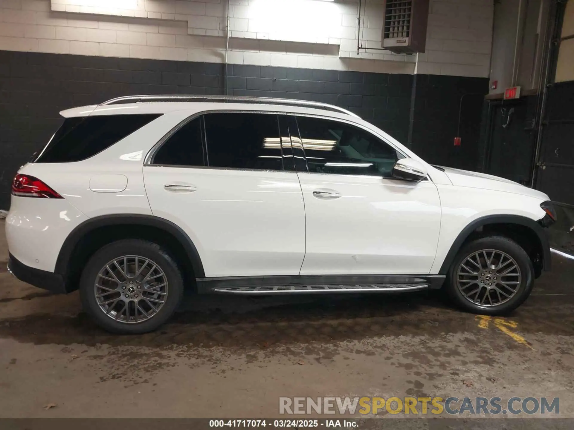 14 Photograph of a damaged car 4JGFB4KB3MA389495 MERCEDES-BENZ GLE 350 2021