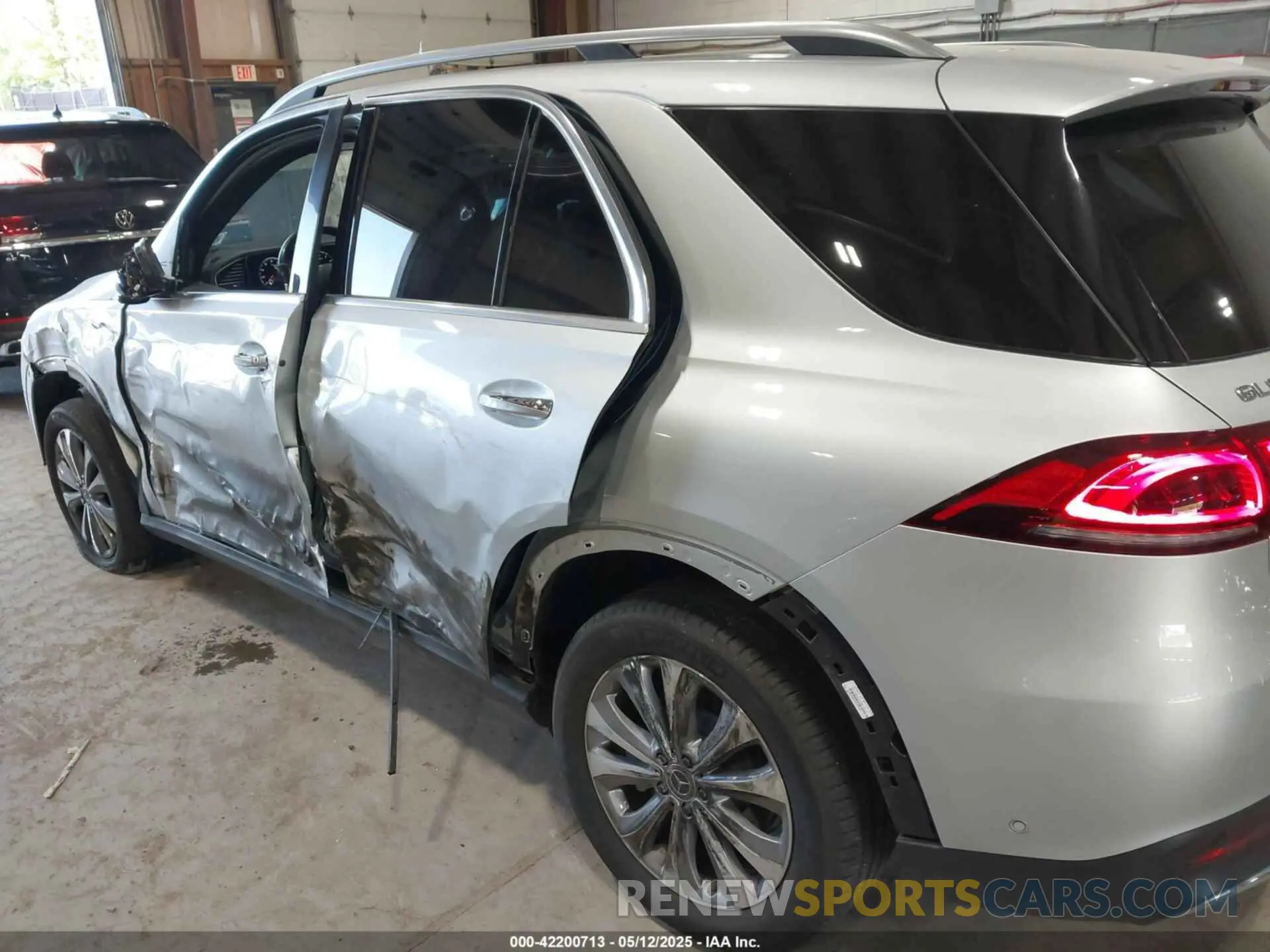 17 Photograph of a damaged car 4JGFB4KBXMA439132 MERCEDES-BENZ GLE 350 2021