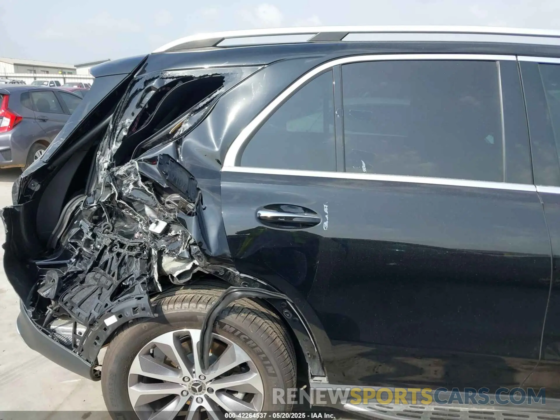 17 Photograph of a damaged car 4JGFB4JB3NA770590 MERCEDES-BENZ GLE 350 2022