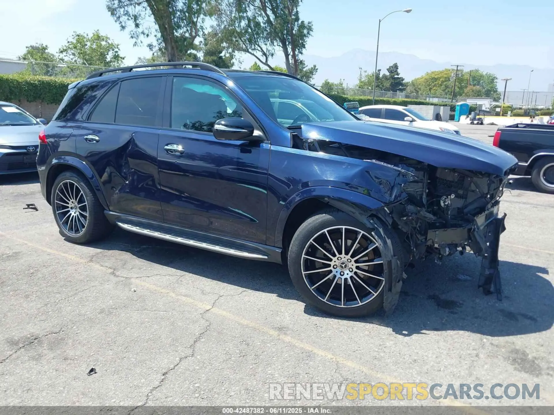 1 Photograph of a damaged car 4JGFB4JB4NA619256 MERCEDES-BENZ GLE 350 2022