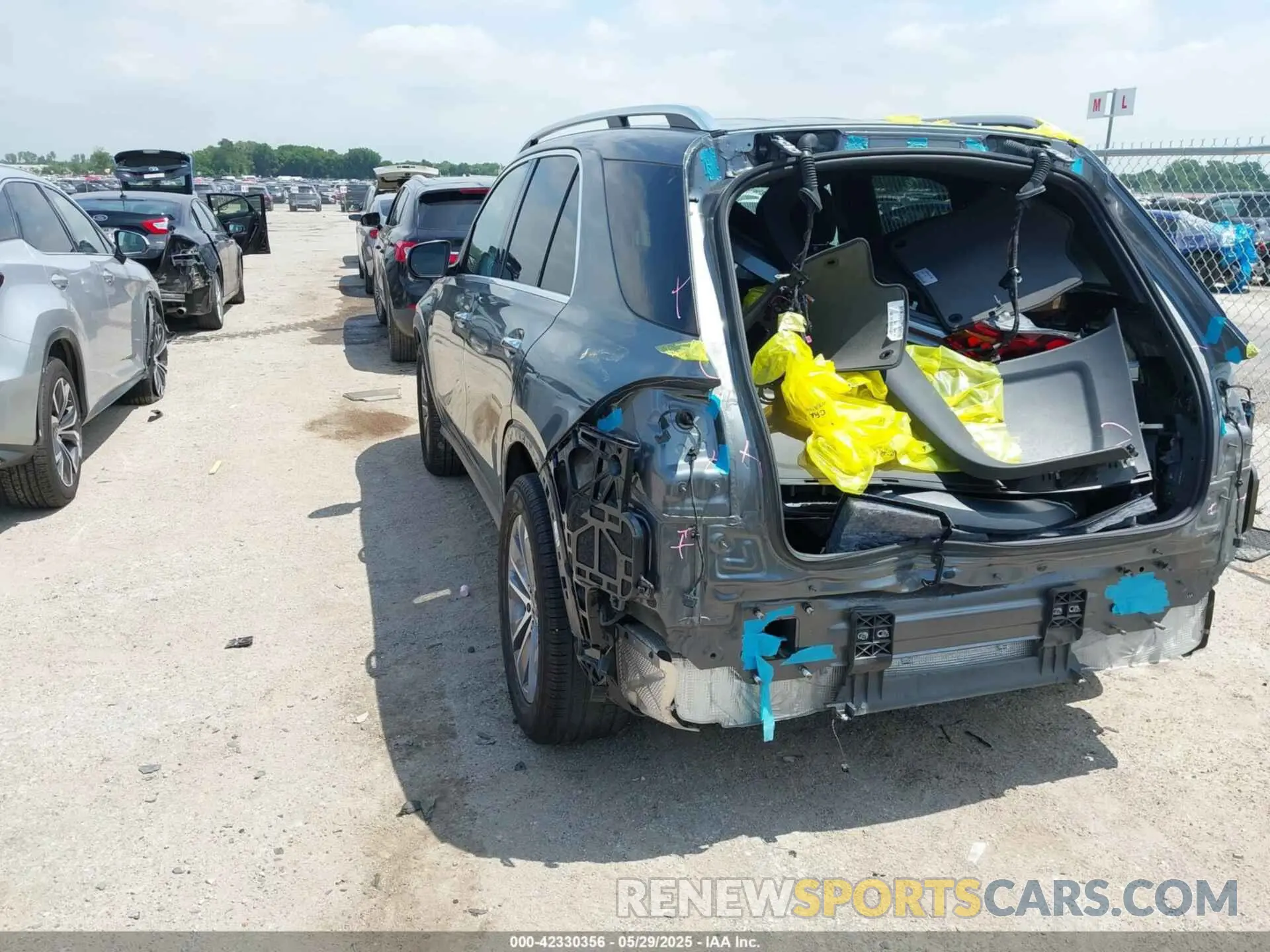 3 Photograph of a damaged car 4JGFB4JB4NA762692 MERCEDES-BENZ GLE 350 2022