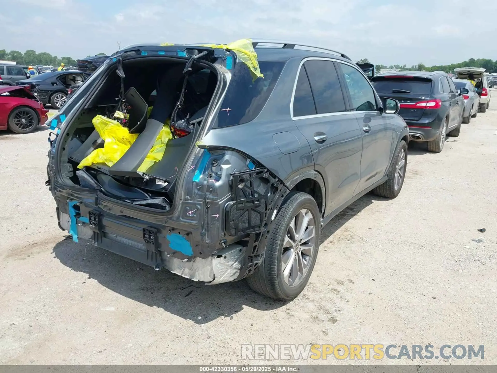 4 Photograph of a damaged car 4JGFB4JB4NA762692 MERCEDES-BENZ GLE 350 2022