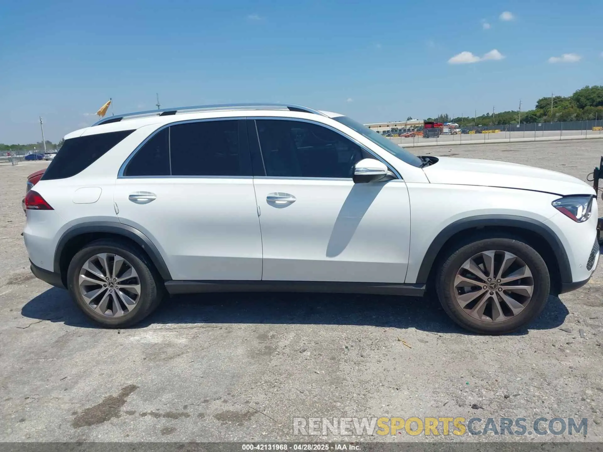 13 Photograph of a damaged car 4JGFB4JB5NA703411 MERCEDES-BENZ GLE 350 2022