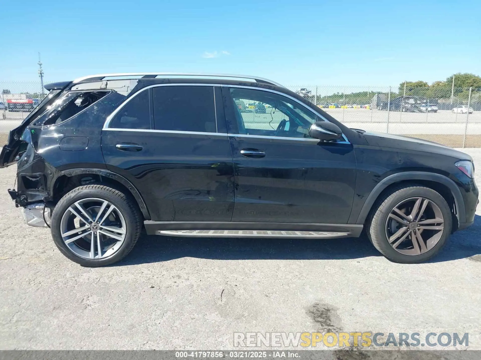 14 Photograph of a damaged car 4JGFB4JB5NA715798 MERCEDES-BENZ GLE 350 2022
