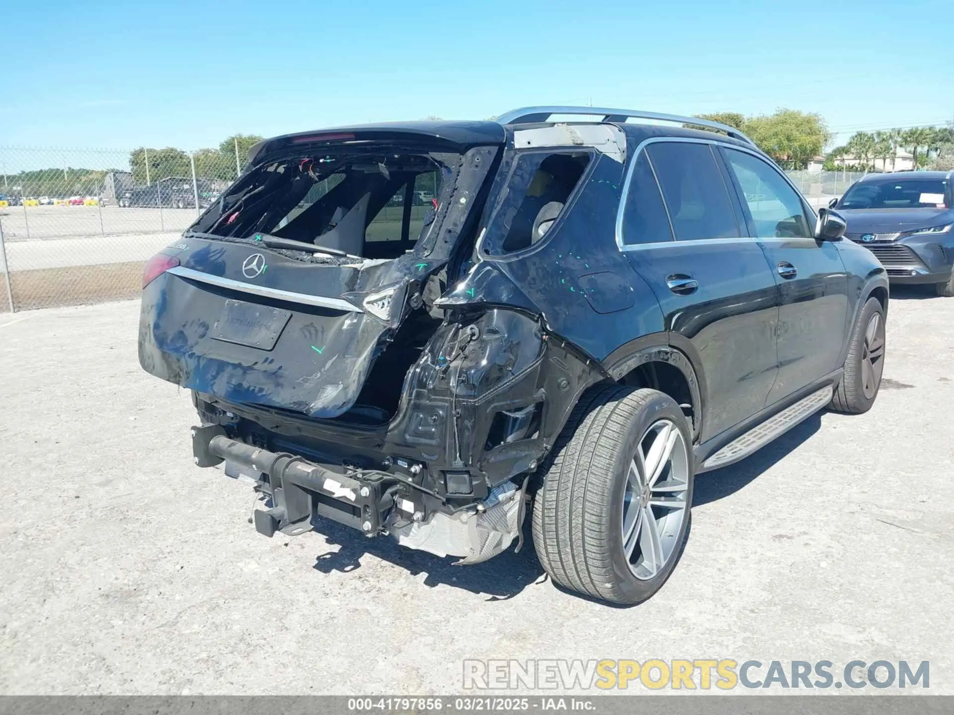19 Photograph of a damaged car 4JGFB4JB5NA715798 MERCEDES-BENZ GLE 350 2022