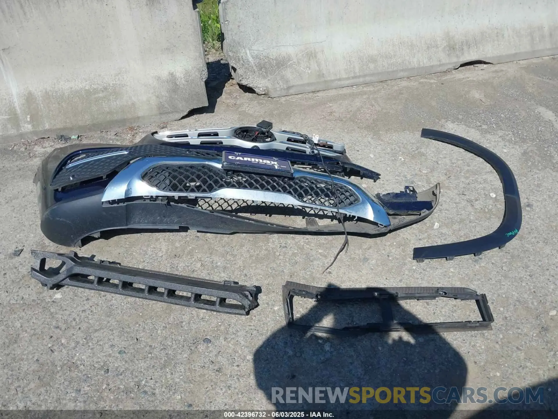 12 Photograph of a damaged car 4JGFB4JB7NA793709 MERCEDES-BENZ GLE 350 2022