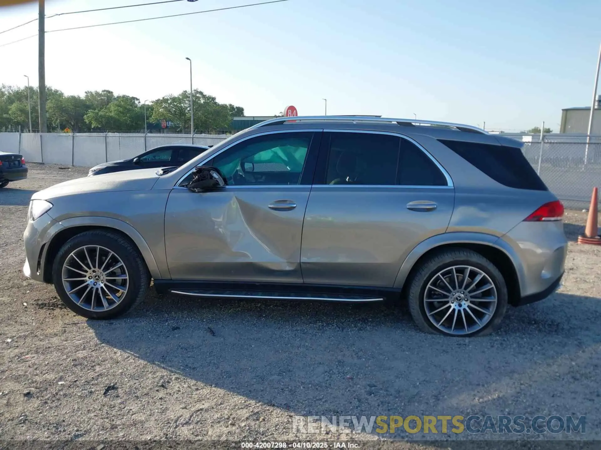 14 Photograph of a damaged car 4JGFB4KB1NA620119 MERCEDES-BENZ GLE 350 2022