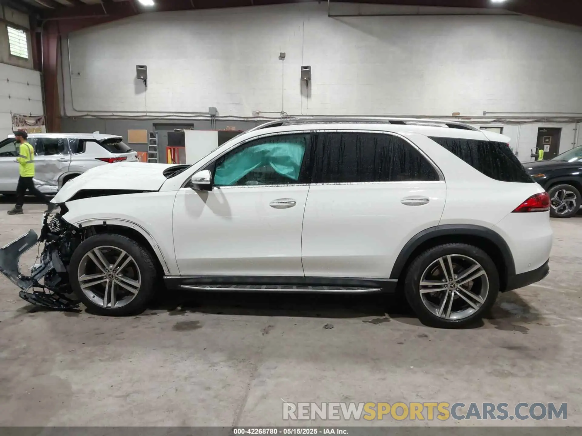 14 Photograph of a damaged car 4JGFB4KB4NA680685 MERCEDES-BENZ GLE 350 2022