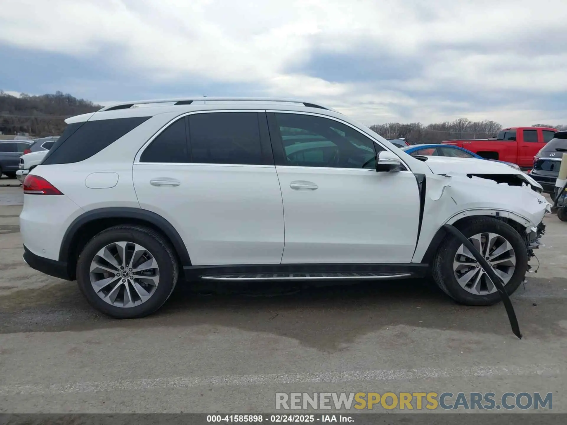 13 Photograph of a damaged car 4JGFB4KE1NA642941 MERCEDES-BENZ GLE 350 2022
