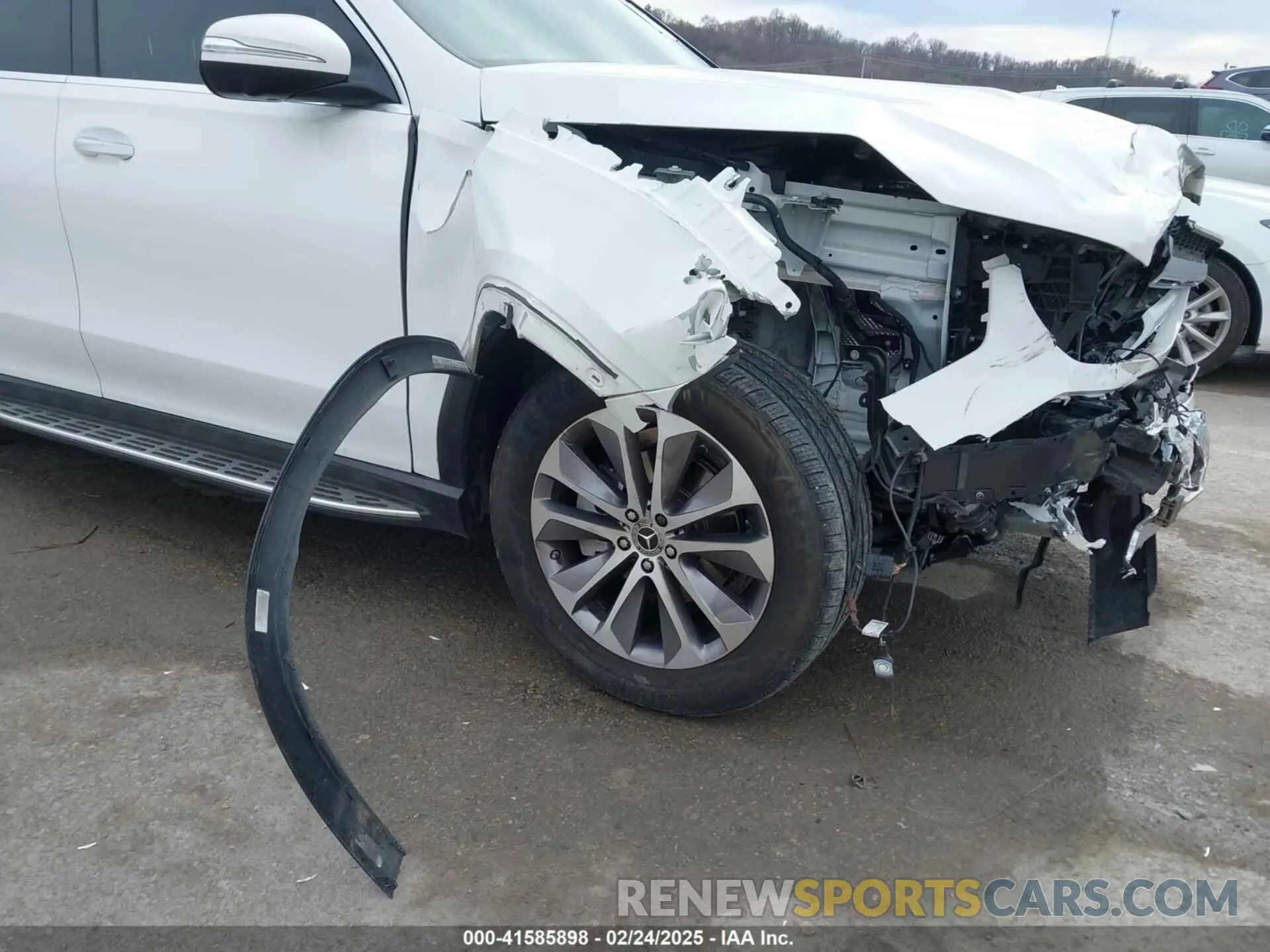17 Photograph of a damaged car 4JGFB4KE1NA642941 MERCEDES-BENZ GLE 350 2022