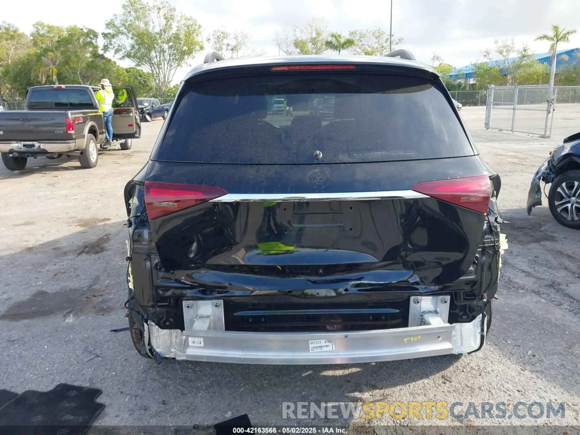 17 Photograph of a damaged car 4JGFB4FB9RB115052 MERCEDES-BENZ GLE 350 2024