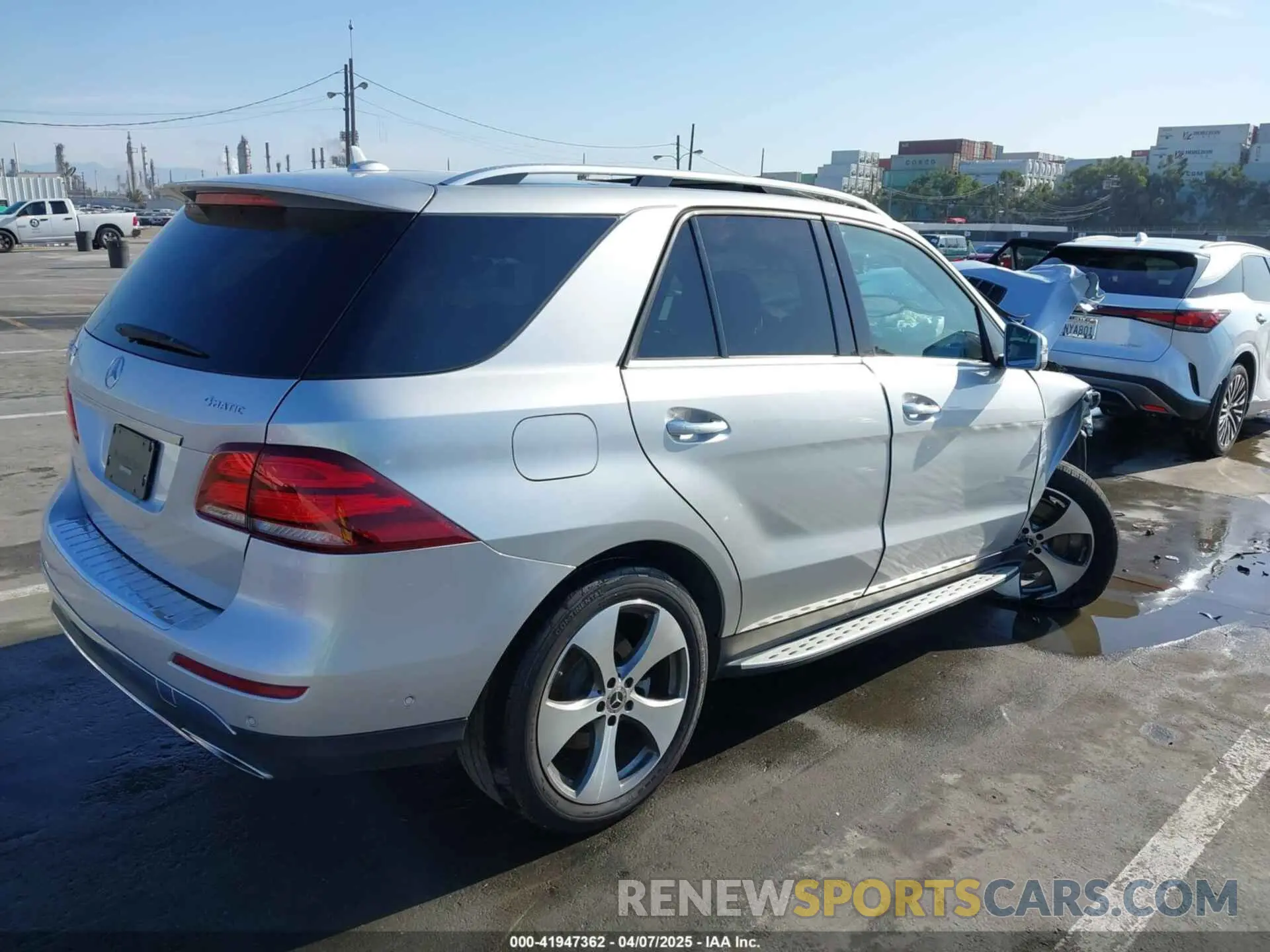 4 Photograph of a damaged car 4JGDA5GB9KB213261 MERCEDES-BENZ GLE 400 2019