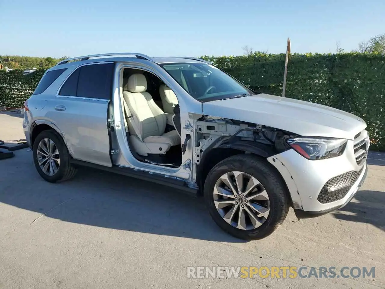 4 Photograph of a damaged car 4JGFB4JE3LA209104 MERCEDES-BENZ GLE-CLASS 2020