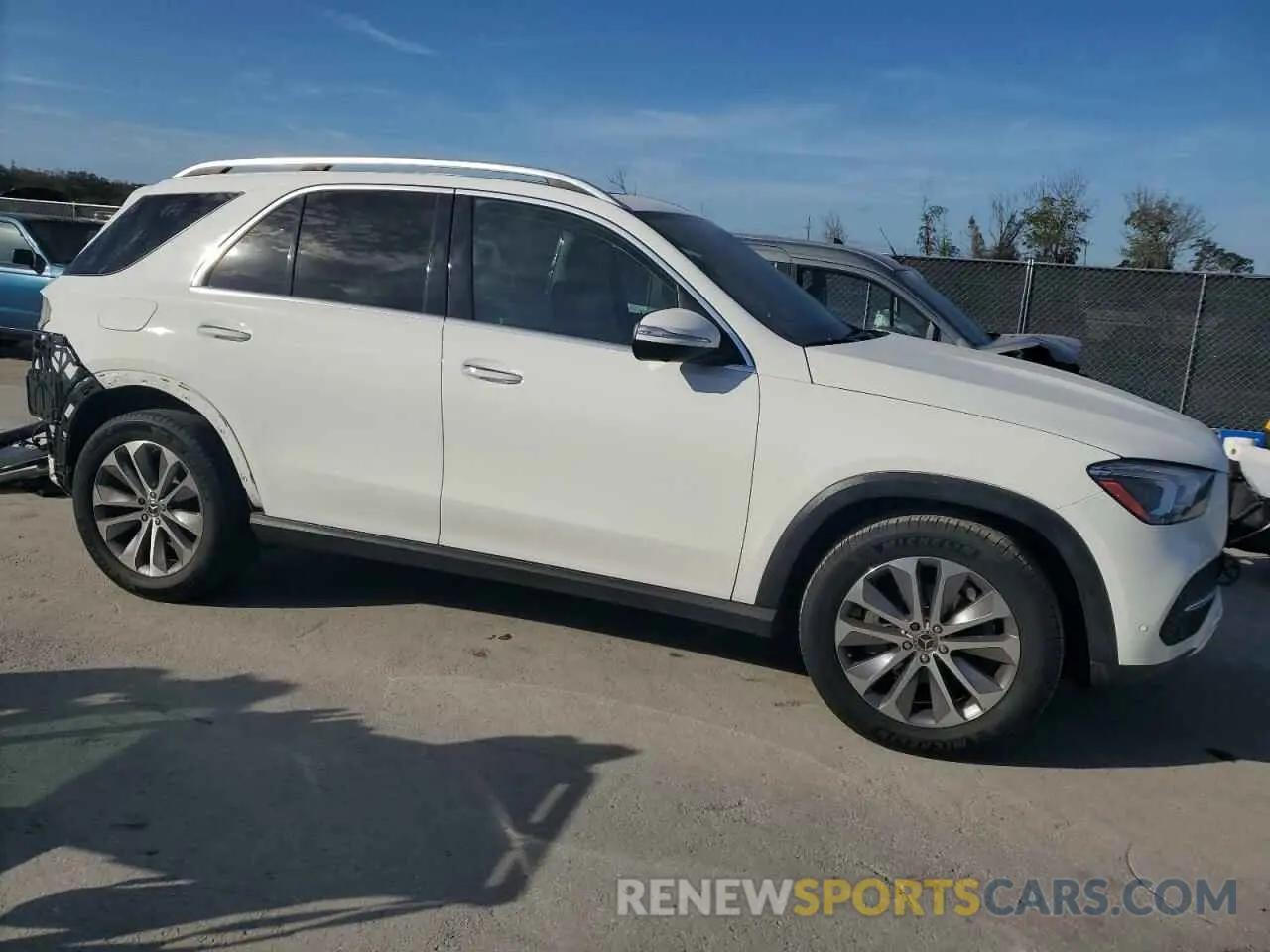 4 Photograph of a damaged car 4JGFB4JB0NA616466 MERCEDES-BENZ GLE-CLASS 2022