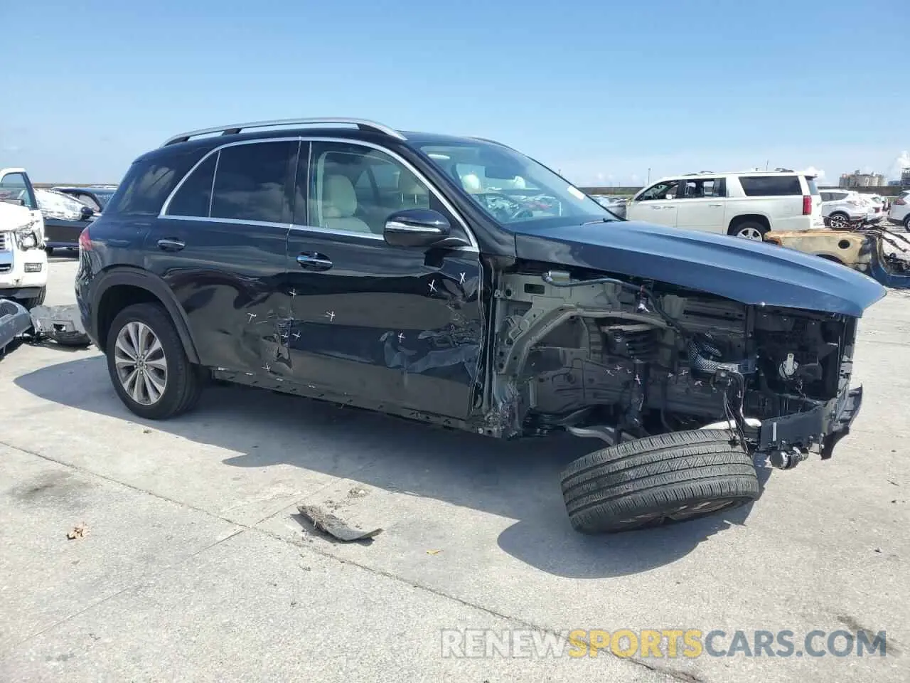 4 Photograph of a damaged car 4JGFB4JB1NA806843 MERCEDES-BENZ GLE-CLASS 2022