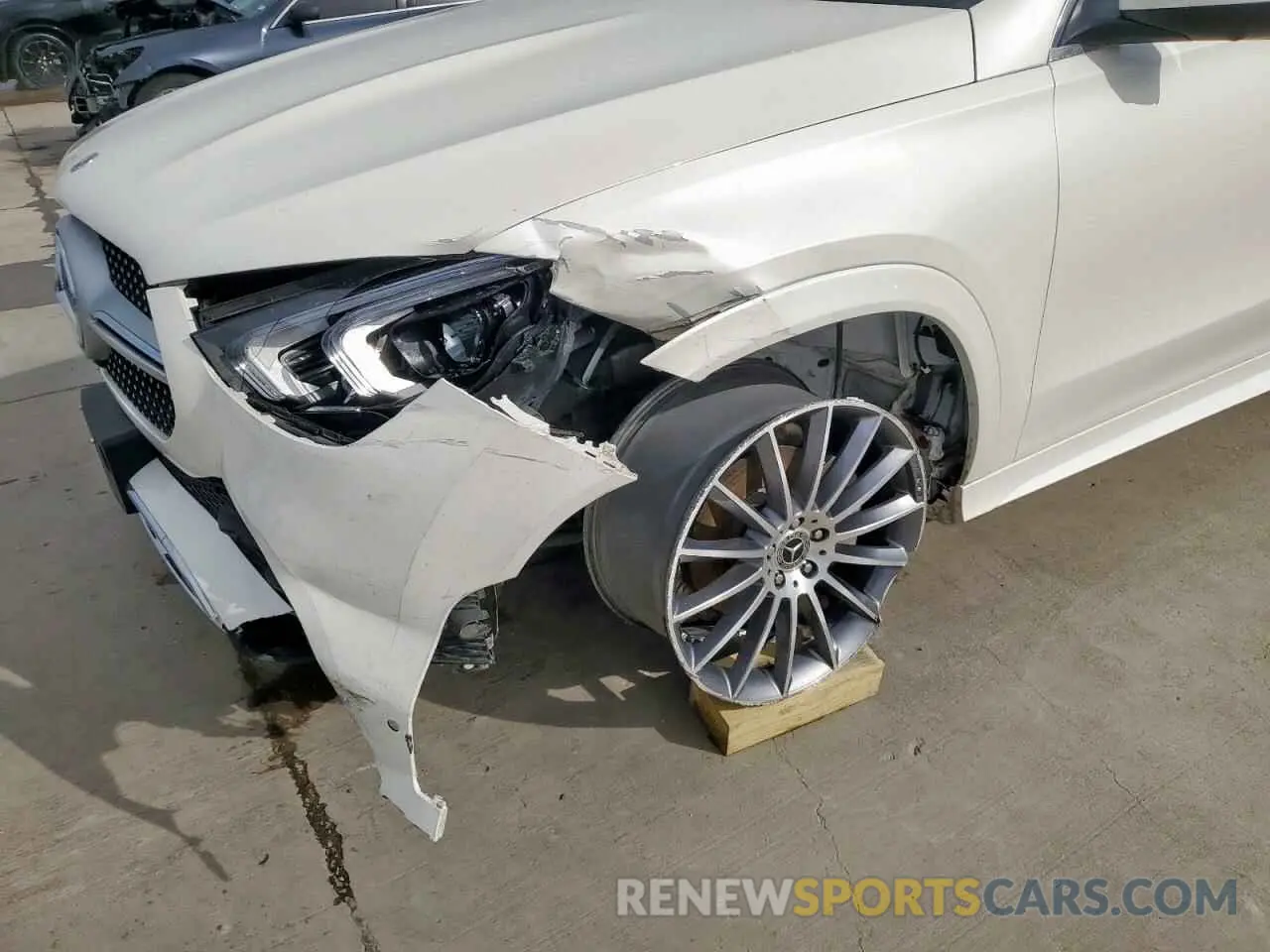 9 Photograph of a damaged car 4JGFB4JB3NA591577 MERCEDES-BENZ GLE-CLASS 2022
