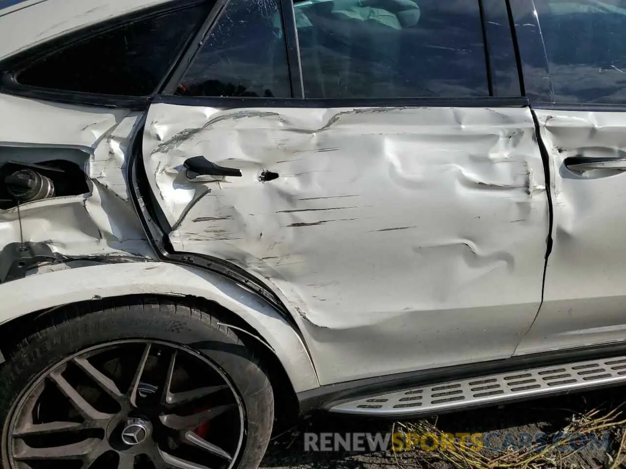 10 Photograph of a damaged car 4JGFD8KB9NA779942 MERCEDES-BENZ GLE-CLASS 2022
