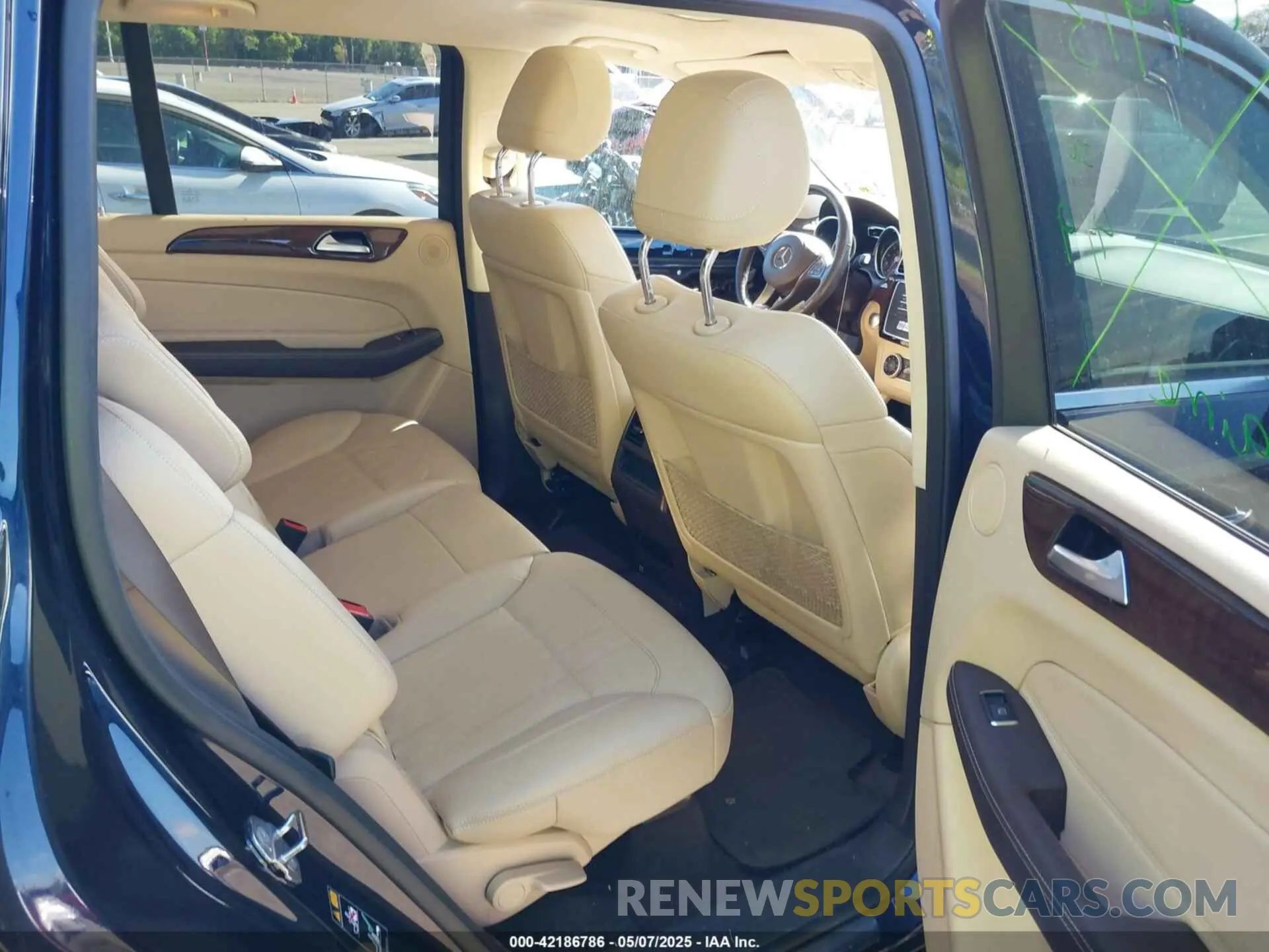 8 Photograph of a damaged car 4JGDF6EE3KB187387 MERCEDES-BENZ GLS 450 2019