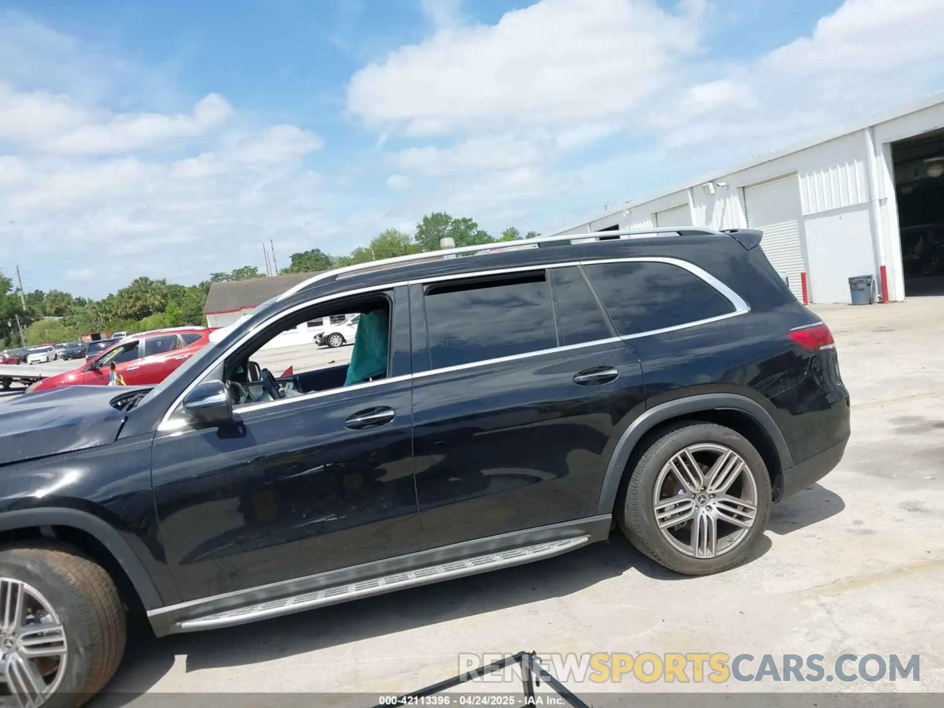 14 Photograph of a damaged car 4JGFF5KE5MA469689 MERCEDES-BENZ GLS 450 2021
