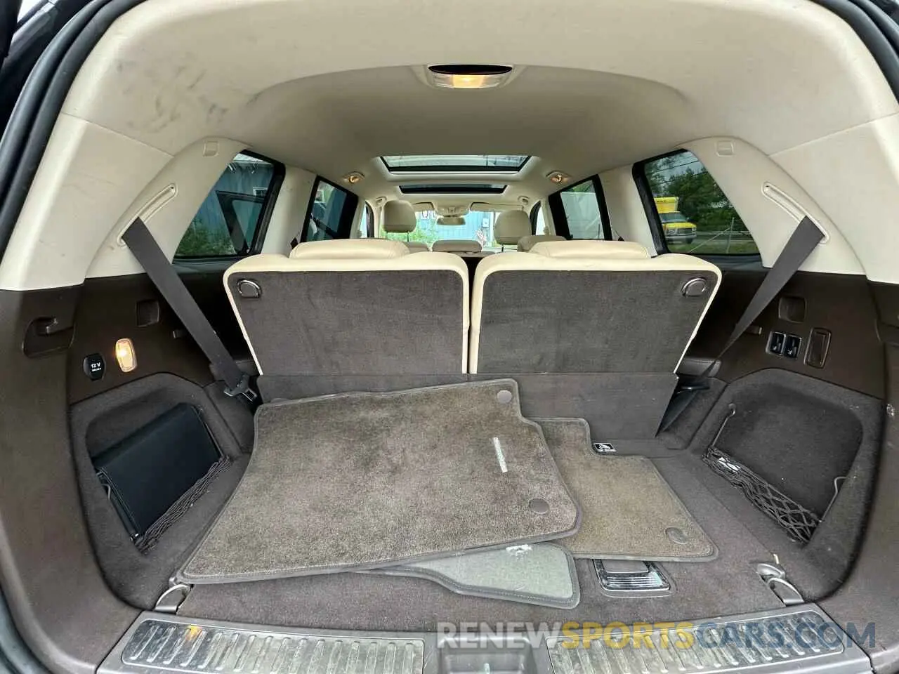 12 Photograph of a damaged car 4JGDF6EE6KB216140 MERCEDES-BENZ GLS-CLASS 2019