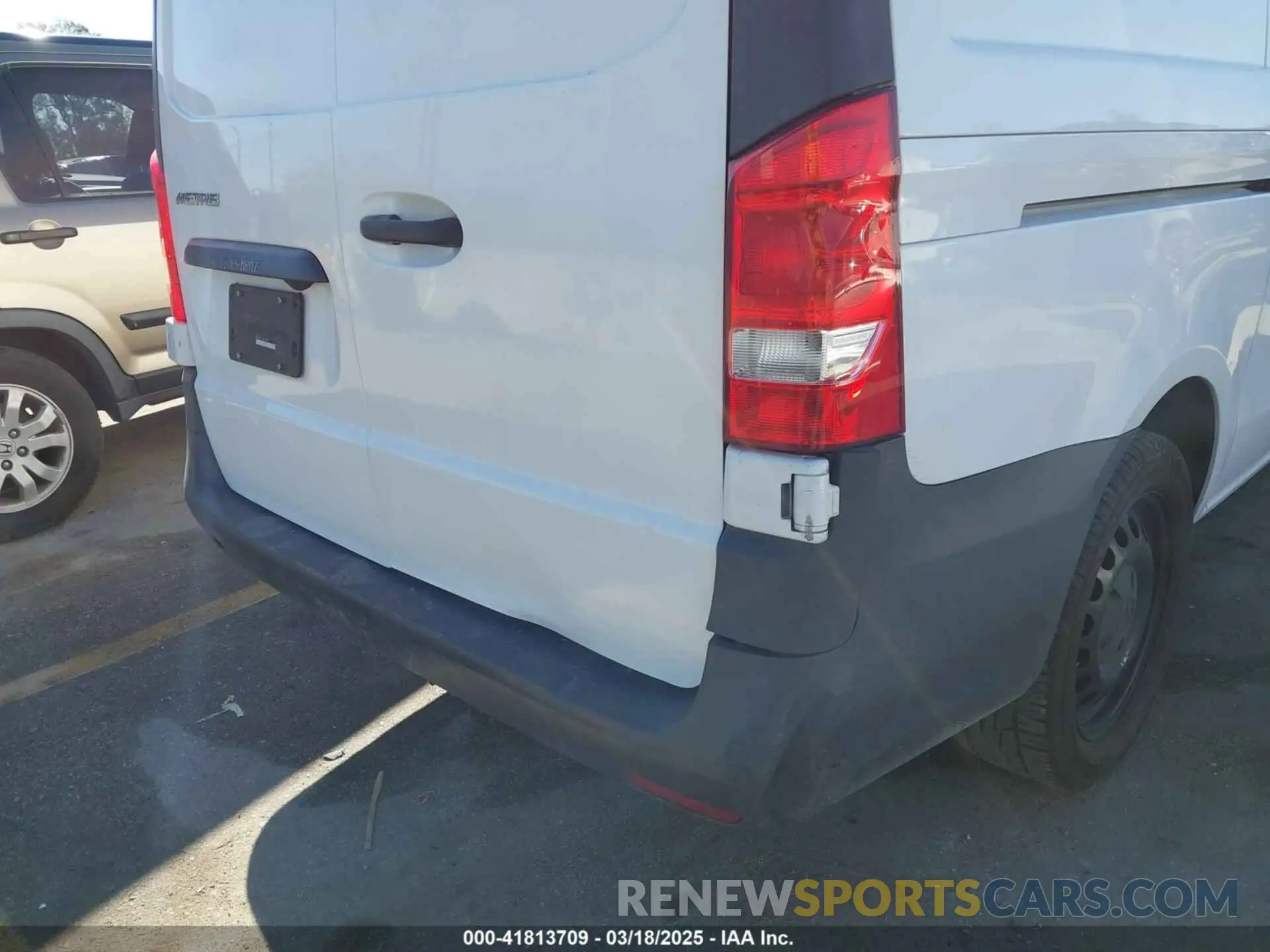 18 Photograph of a damaged car WD3PG2EAXK3530575 MERCEDES-BENZ METRIS 2019