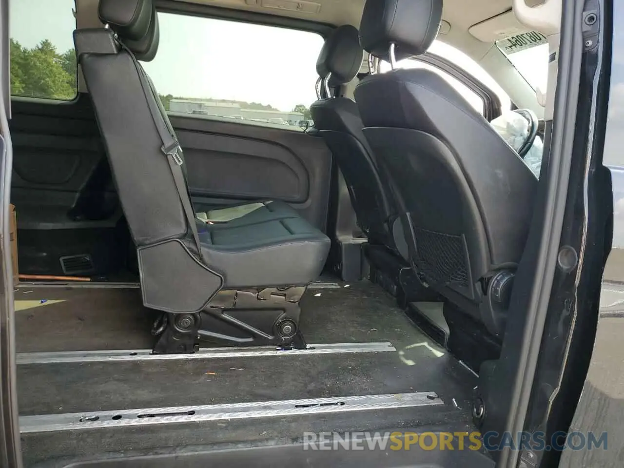 11 Photograph of a damaged car WD4PG2EE8K3517788 MERCEDES-BENZ METRIS 2019