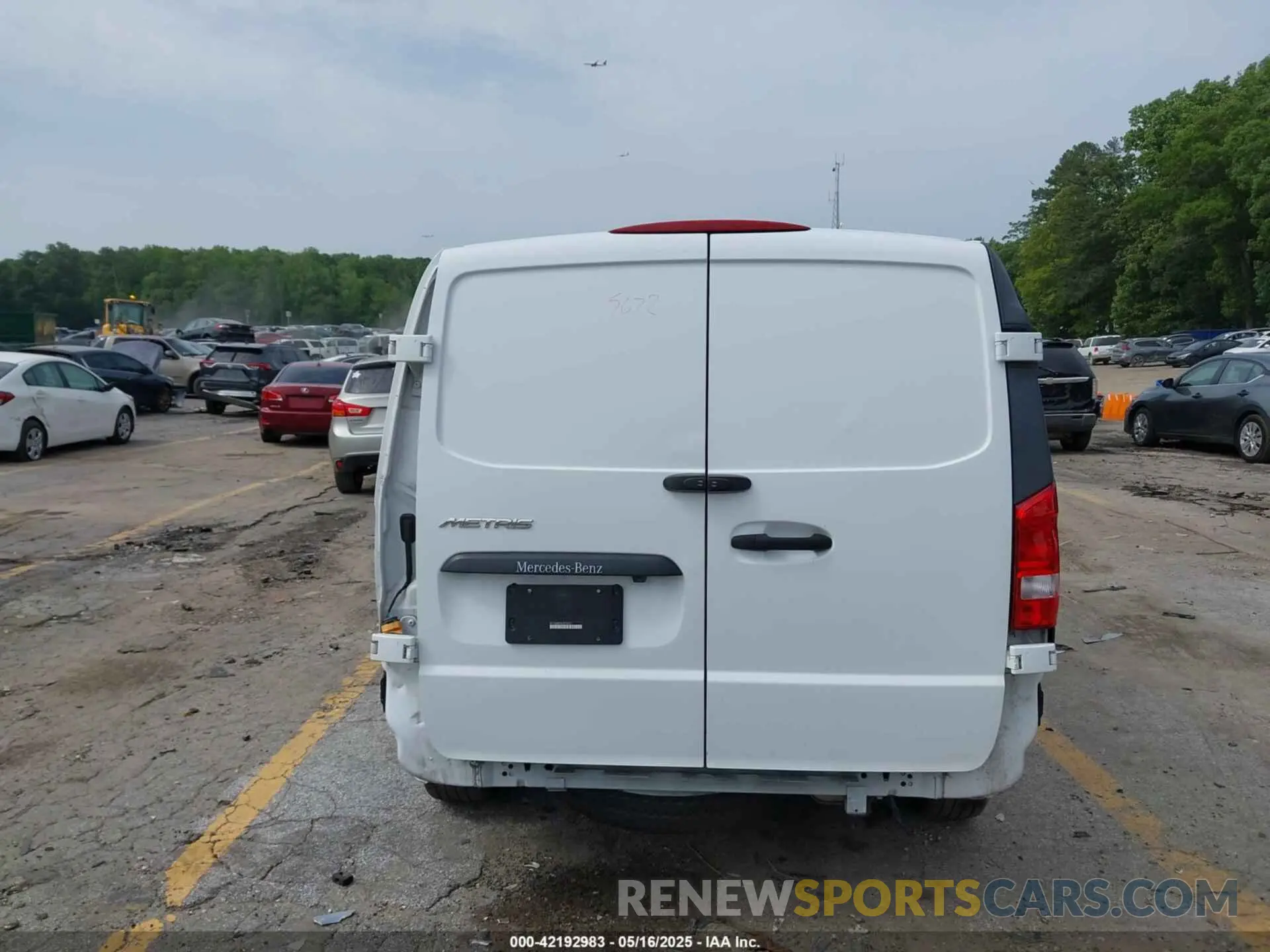16 Photograph of a damaged car W1YV0BEY3L3725672 MERCEDES-BENZ METRIS 2020