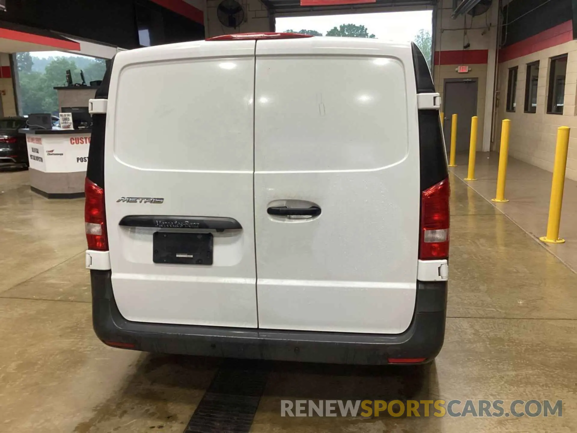 17 Photograph of a damaged car W1YV0BEY3L3738485 MERCEDES-BENZ METRIS 2020