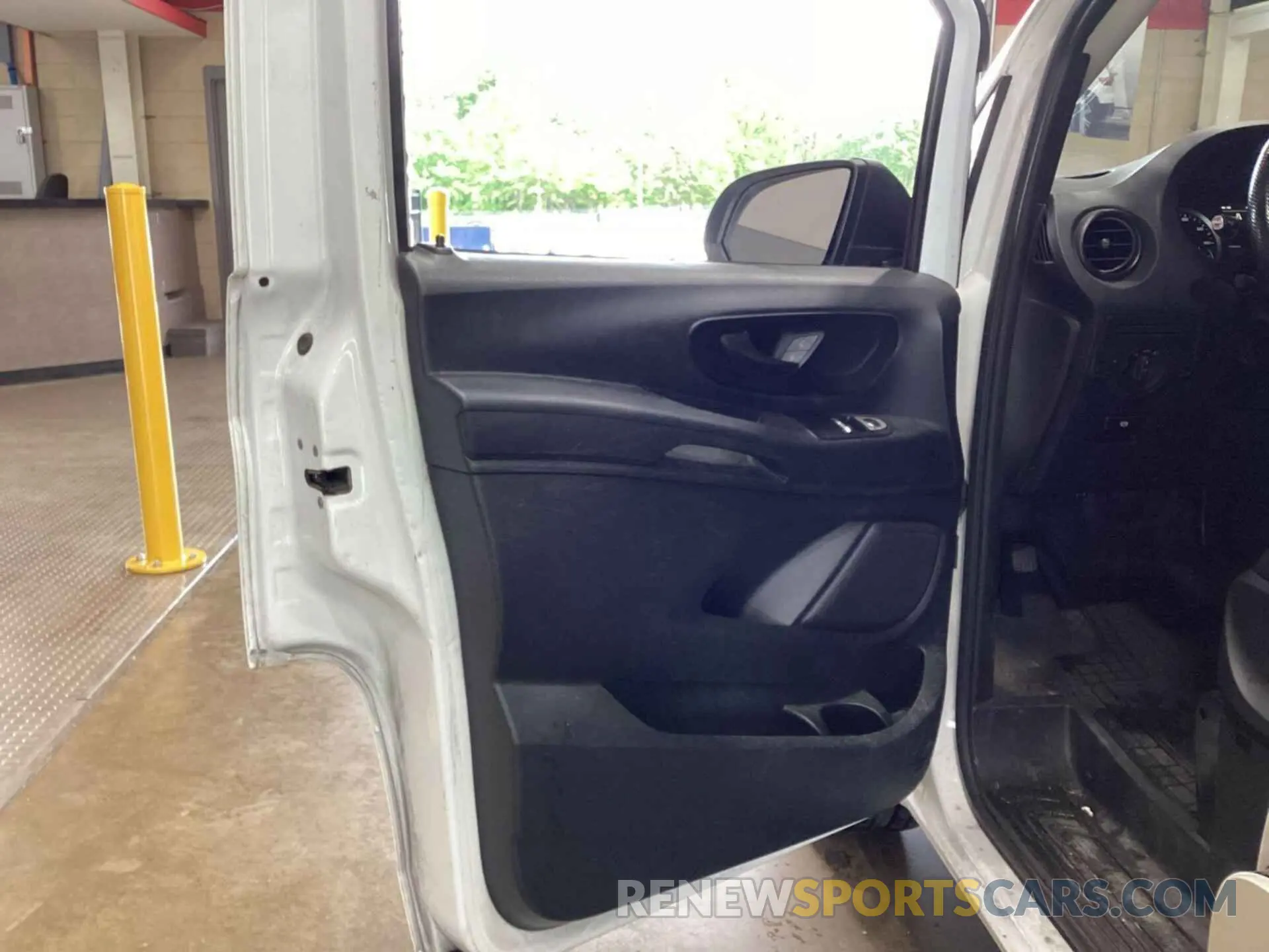 29 Photograph of a damaged car W1YV0BEY3L3738485 MERCEDES-BENZ METRIS 2020