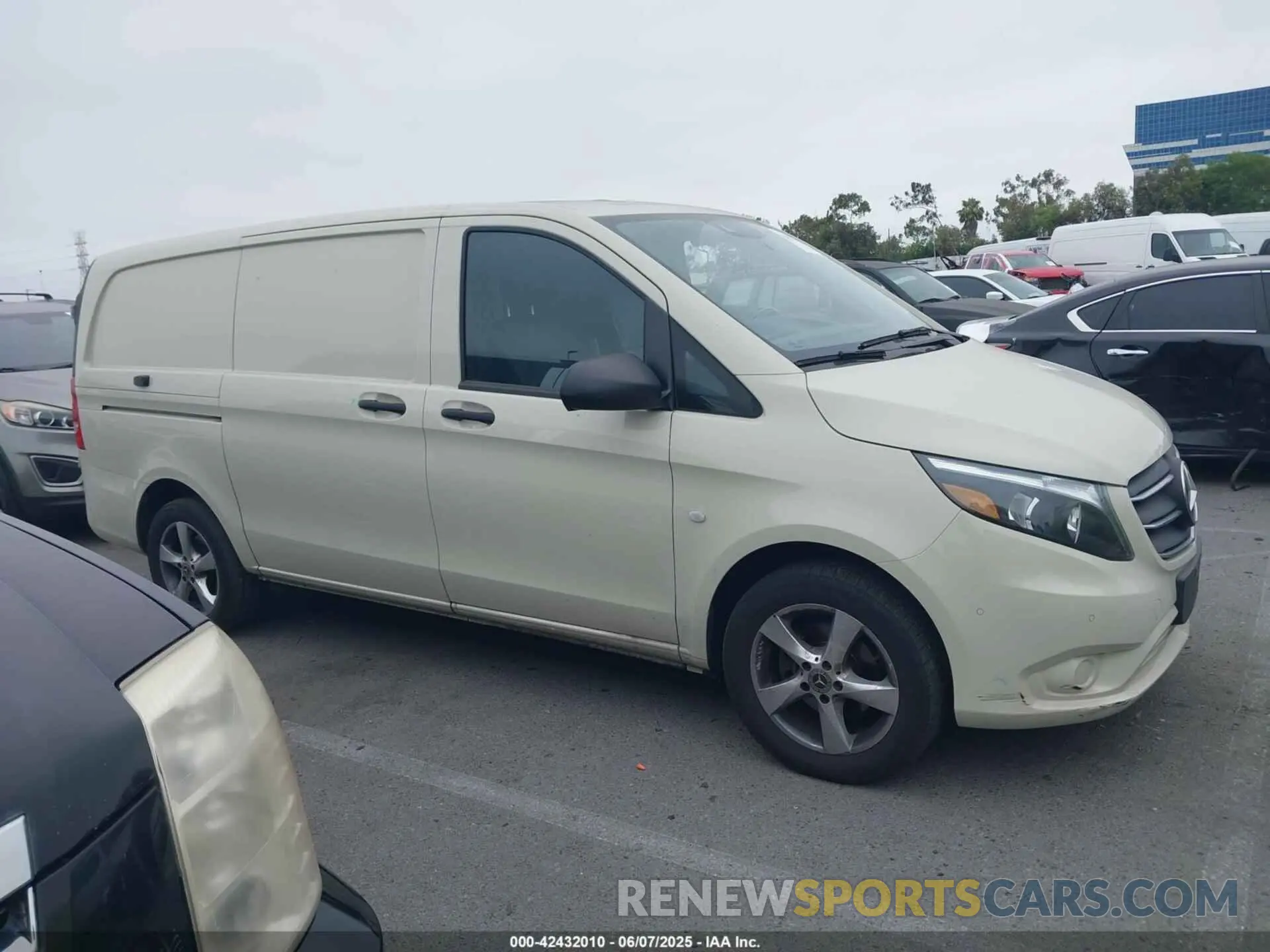 14 Photograph of a damaged car W1YV0BEY7N4153194 MERCEDES-BENZ METRIS 2022