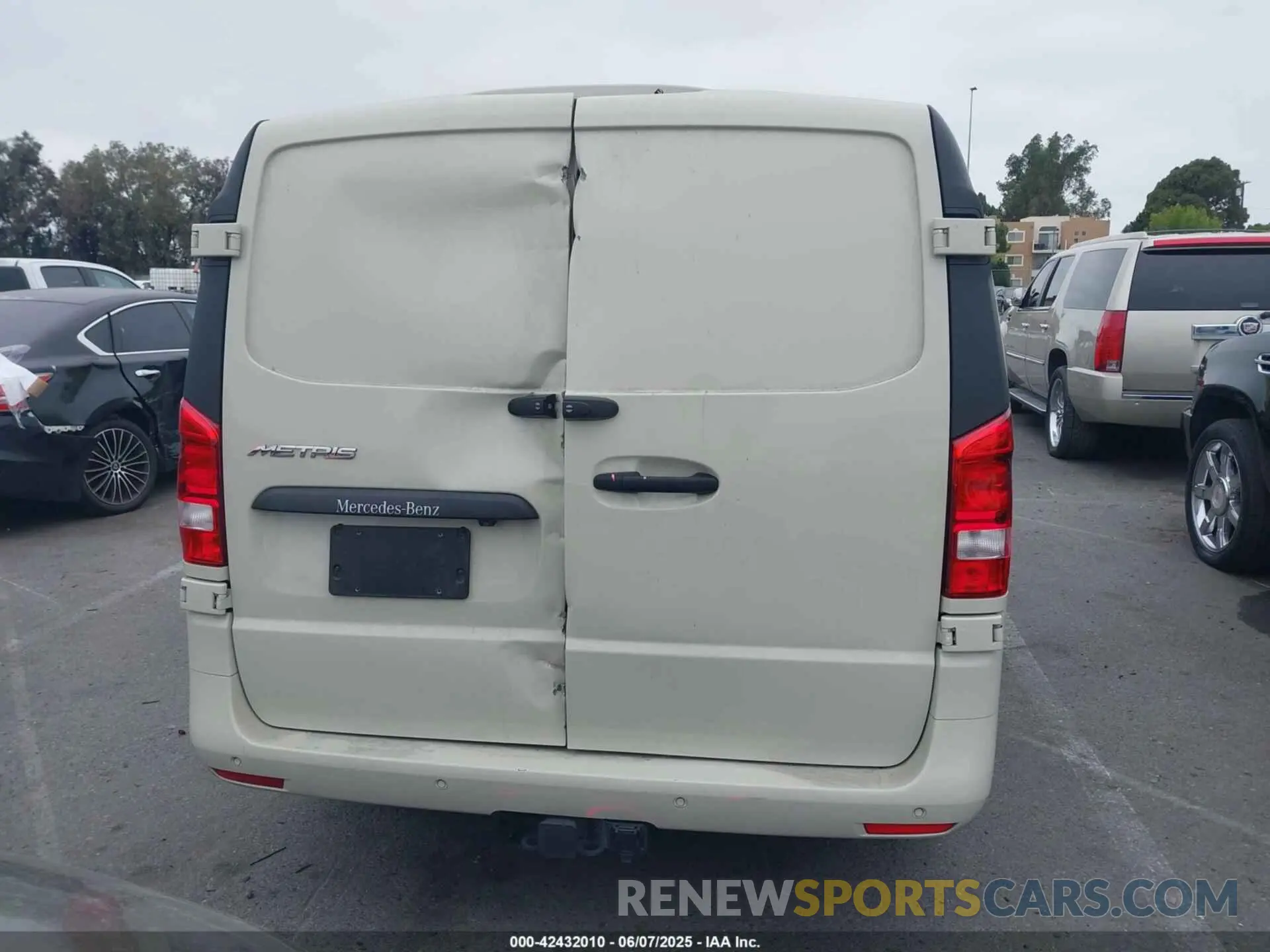 17 Photograph of a damaged car W1YV0BEY7N4153194 MERCEDES-BENZ METRIS 2022