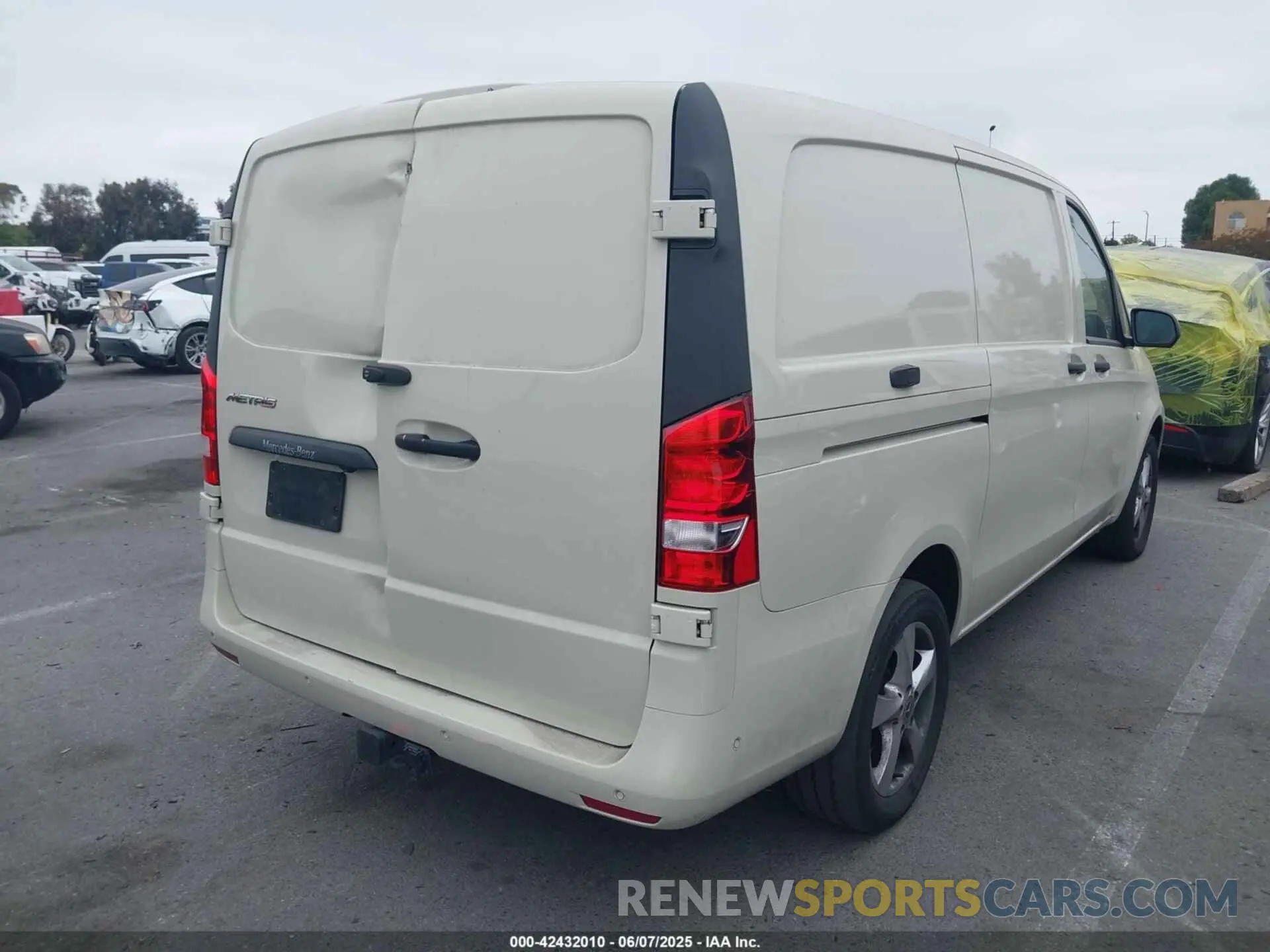 4 Photograph of a damaged car W1YV0BEY7N4153194 MERCEDES-BENZ METRIS 2022