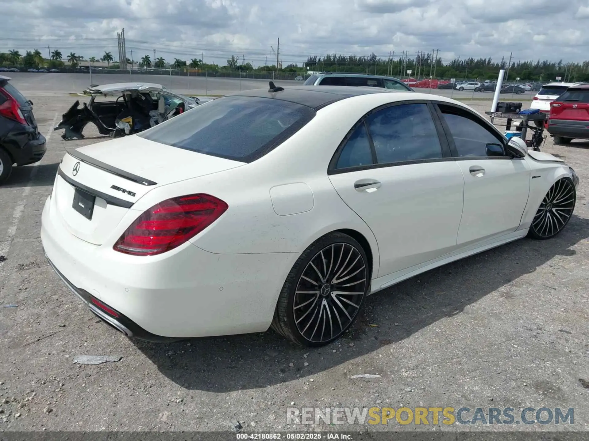 4 Photograph of a damaged car WDDUG8DB4KA451393 MERCEDES-BENZ S 560 2019