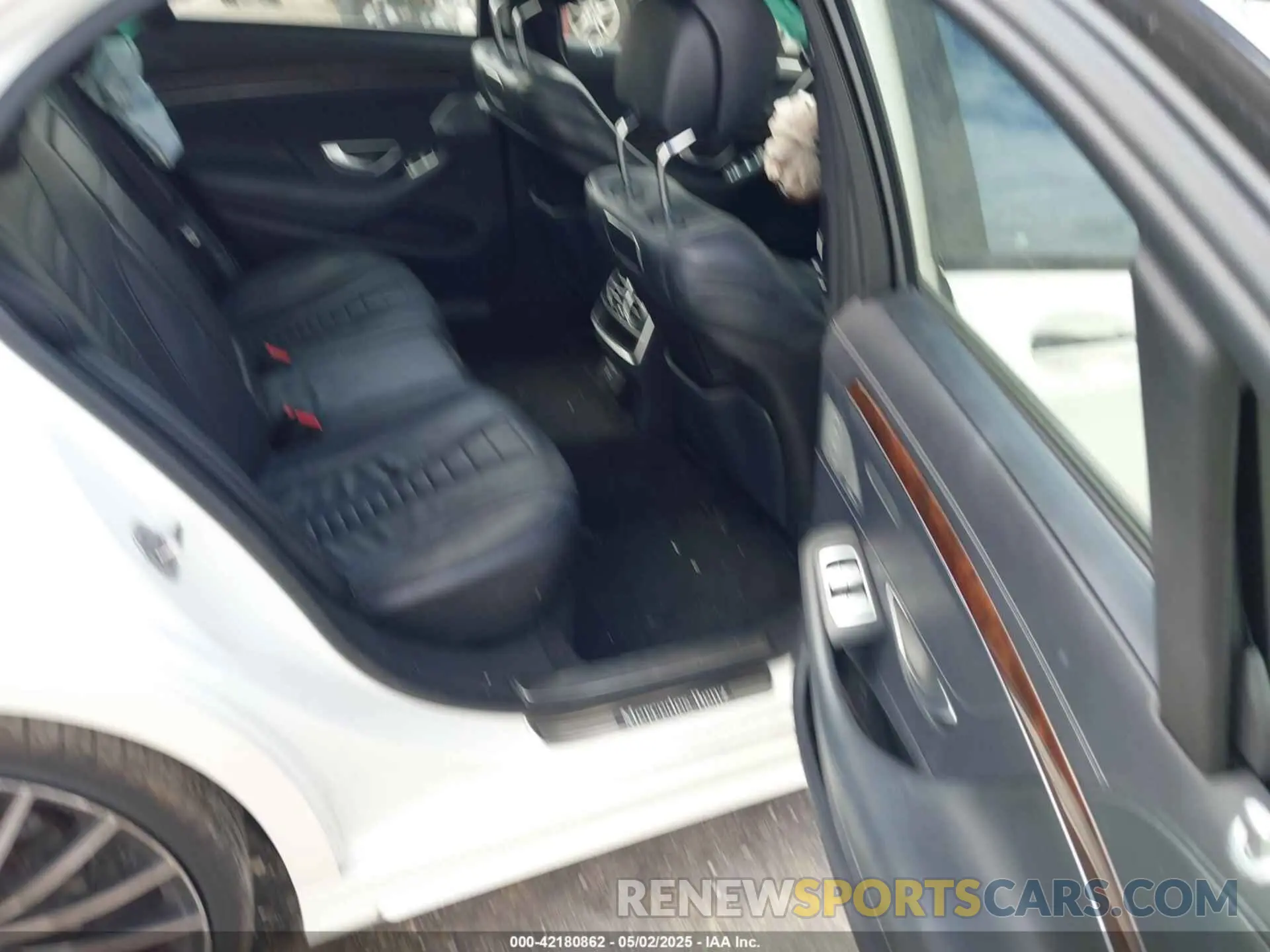 8 Photograph of a damaged car WDDUG8DB4KA451393 MERCEDES-BENZ S 560 2019