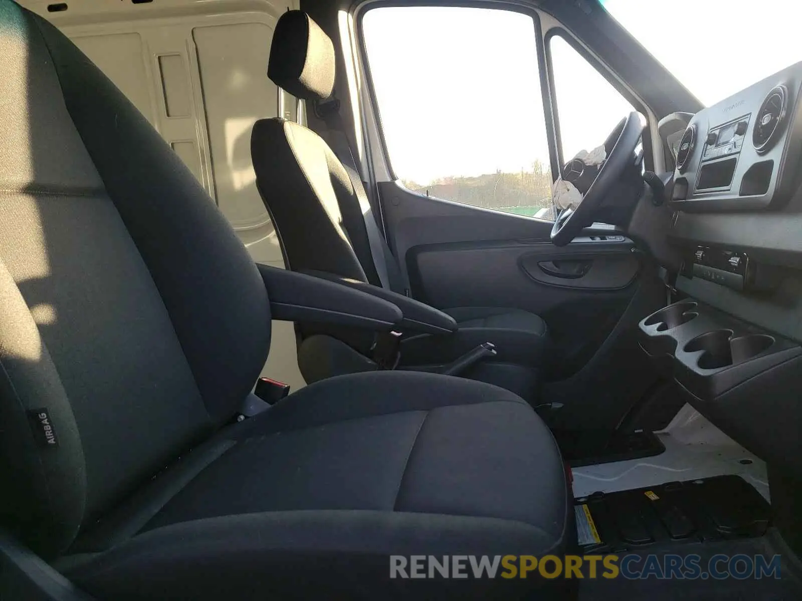 5 Photograph of a damaged car WD3PF0CD3KP057079 MERCEDES-BENZ SPRINTER 2019