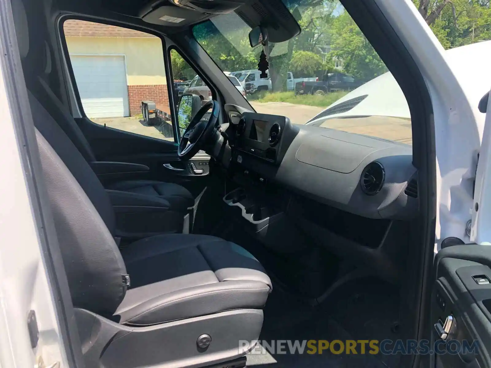 8 Photograph of a damaged car WDAPF4CD8KN015177 MERCEDES-BENZ SPRINTER 2019