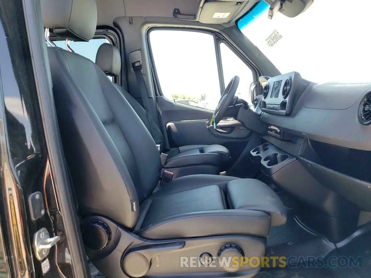 7 Photograph of a damaged car W1Z4NFHYXRP650336 MERCEDES-BENZ SPRINTER 2024
