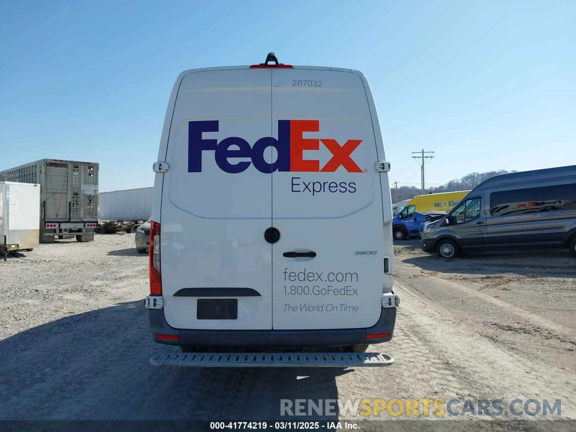 17 Photograph of a damaged car WD3PF1CDXKP148405 MERCEDES-BENZ SPRINTER 2500 2019