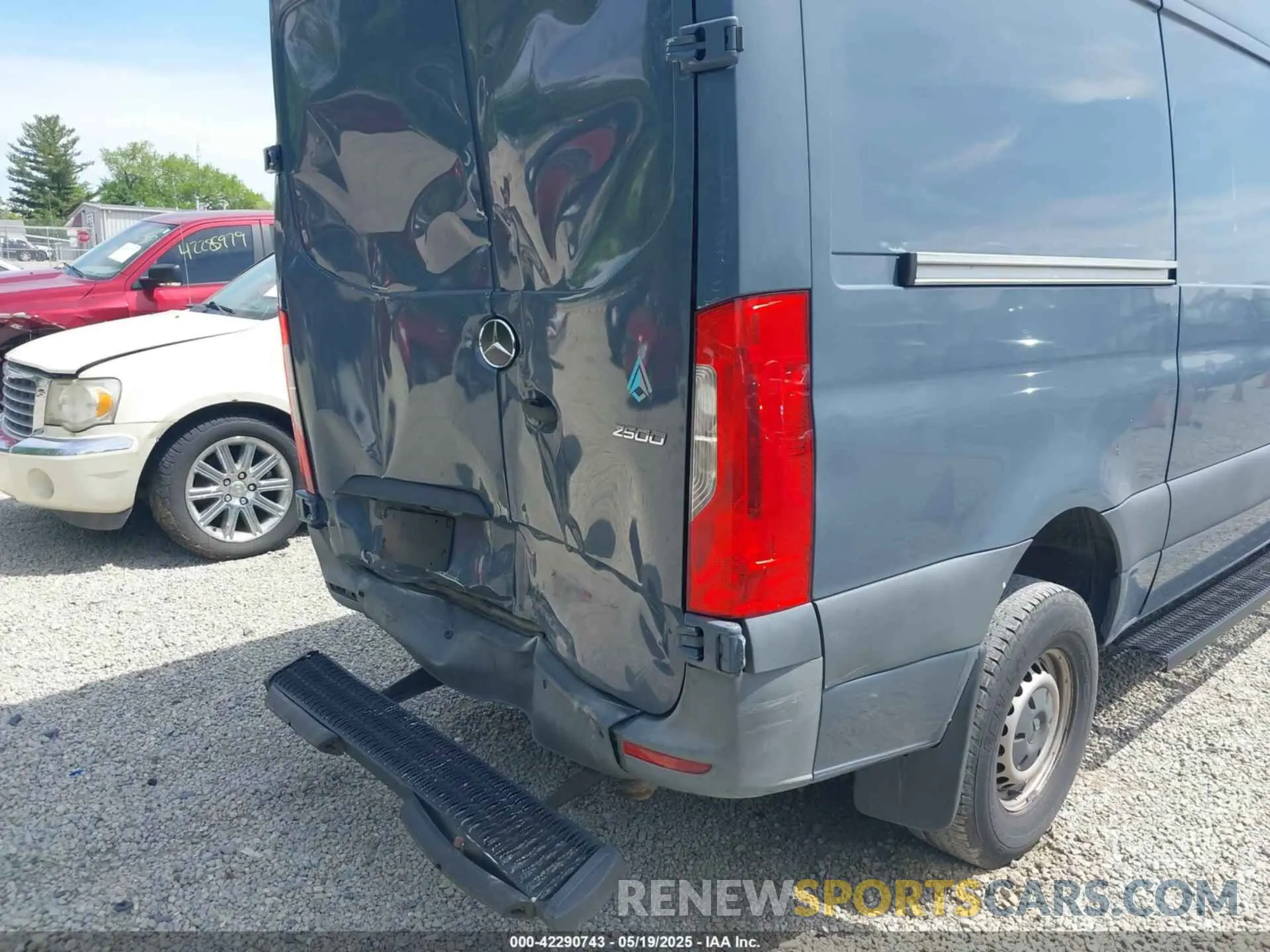 17 Photograph of a damaged car WD4PF0CD0KP103950 MERCEDES-BENZ SPRINTER 2500 2019