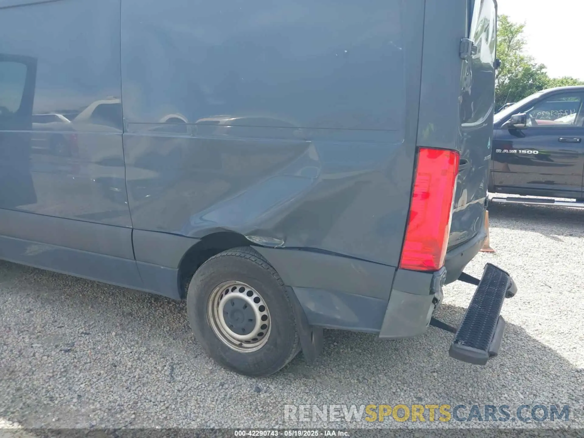 18 Photograph of a damaged car WD4PF0CD0KP103950 MERCEDES-BENZ SPRINTER 2500 2019