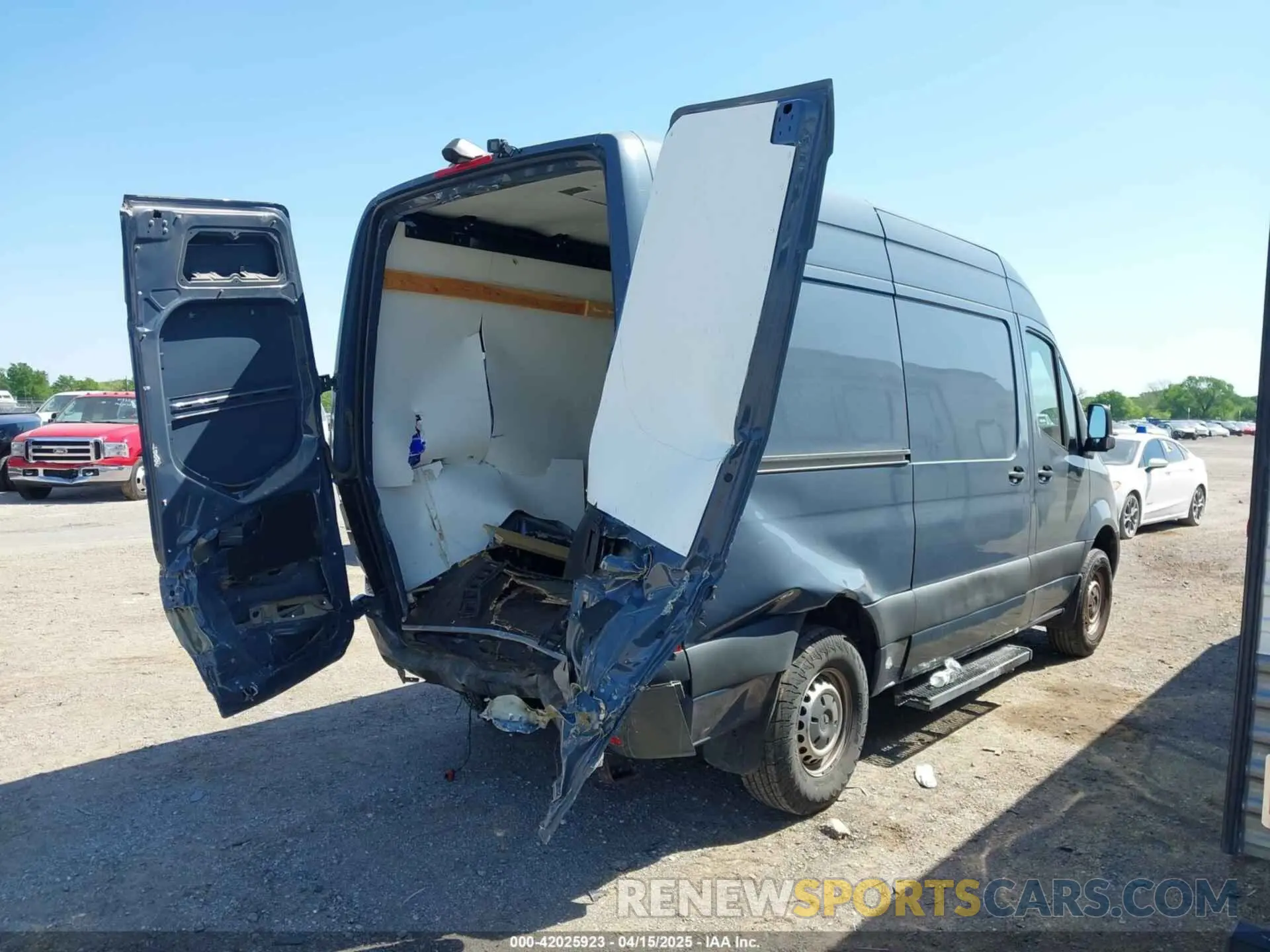 4 Photograph of a damaged car WD4PF0CD8KP042279 MERCEDES-BENZ SPRINTER 2500 2019
